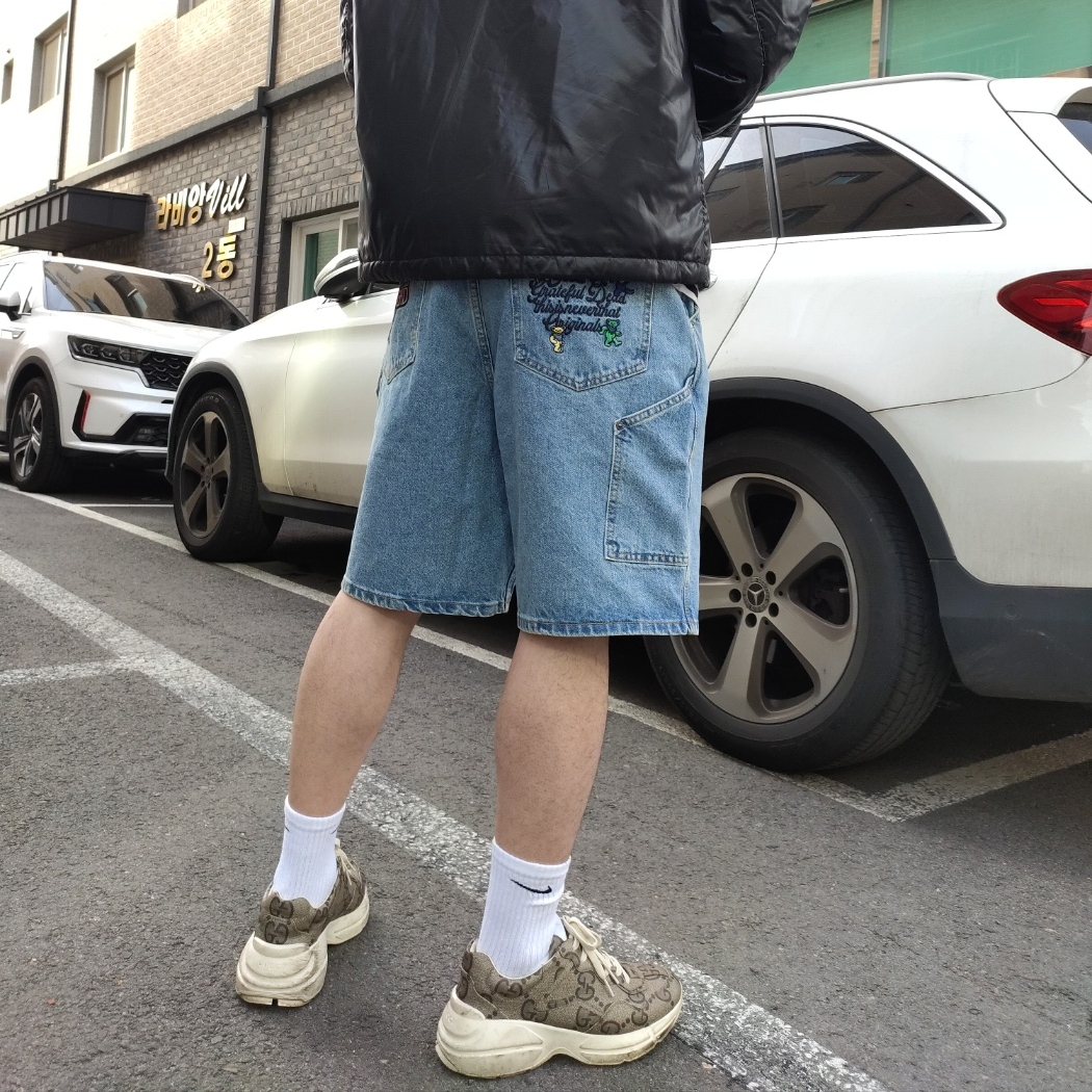 Play Comme des Garcons Striped LS T-Shirt Black White, Thisisneverthat x Grateful Dead Lightning Carpenter Shorts Washed Blue 착용 스타일 - 2