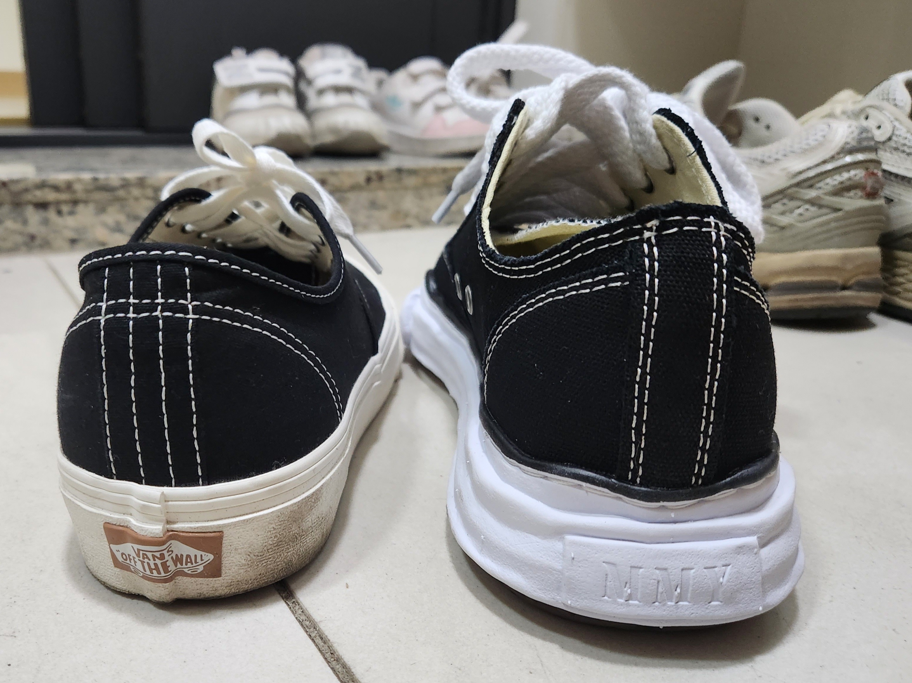 Maison Mihara Yasuhiro Peterson OG Sole Canvas Low Sneakers Black 착용 스타일 - 1