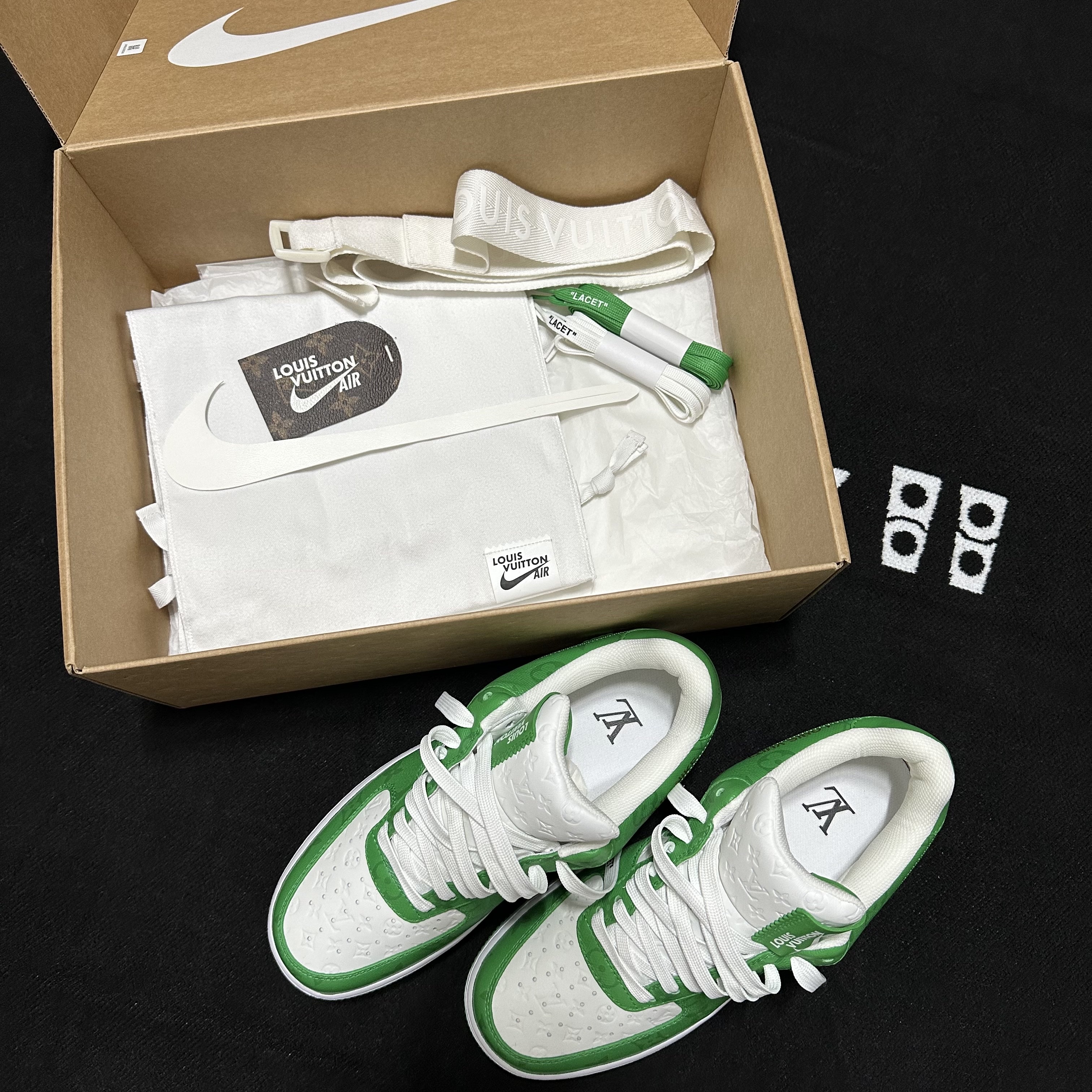 Louis Vuitton x Nike Air Force 1 Low by Virgil Abloh White Gym Green, Off-White x Amore Pacific Play Kit 착용 스타일 - 2