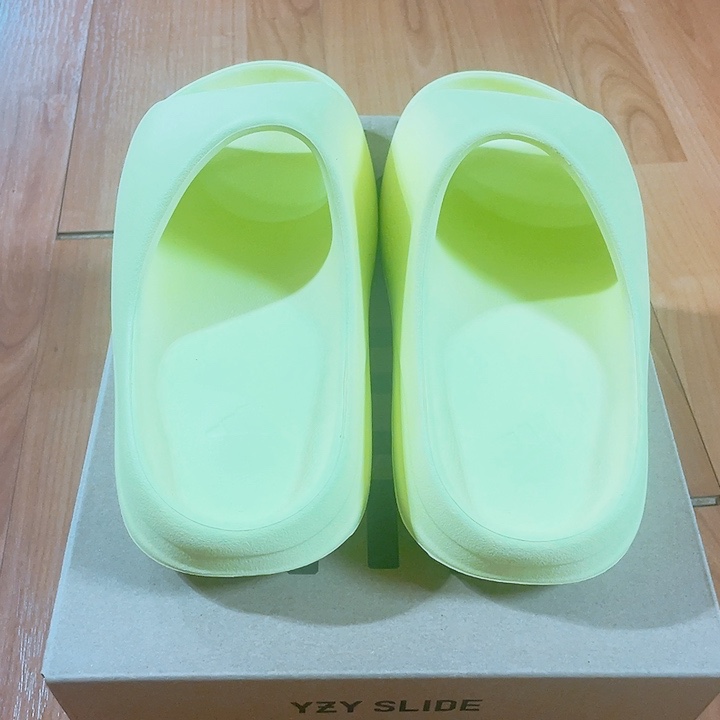 Adidas Yeezy Slide Glow Green 2022/2023 착용 스타일 - 3