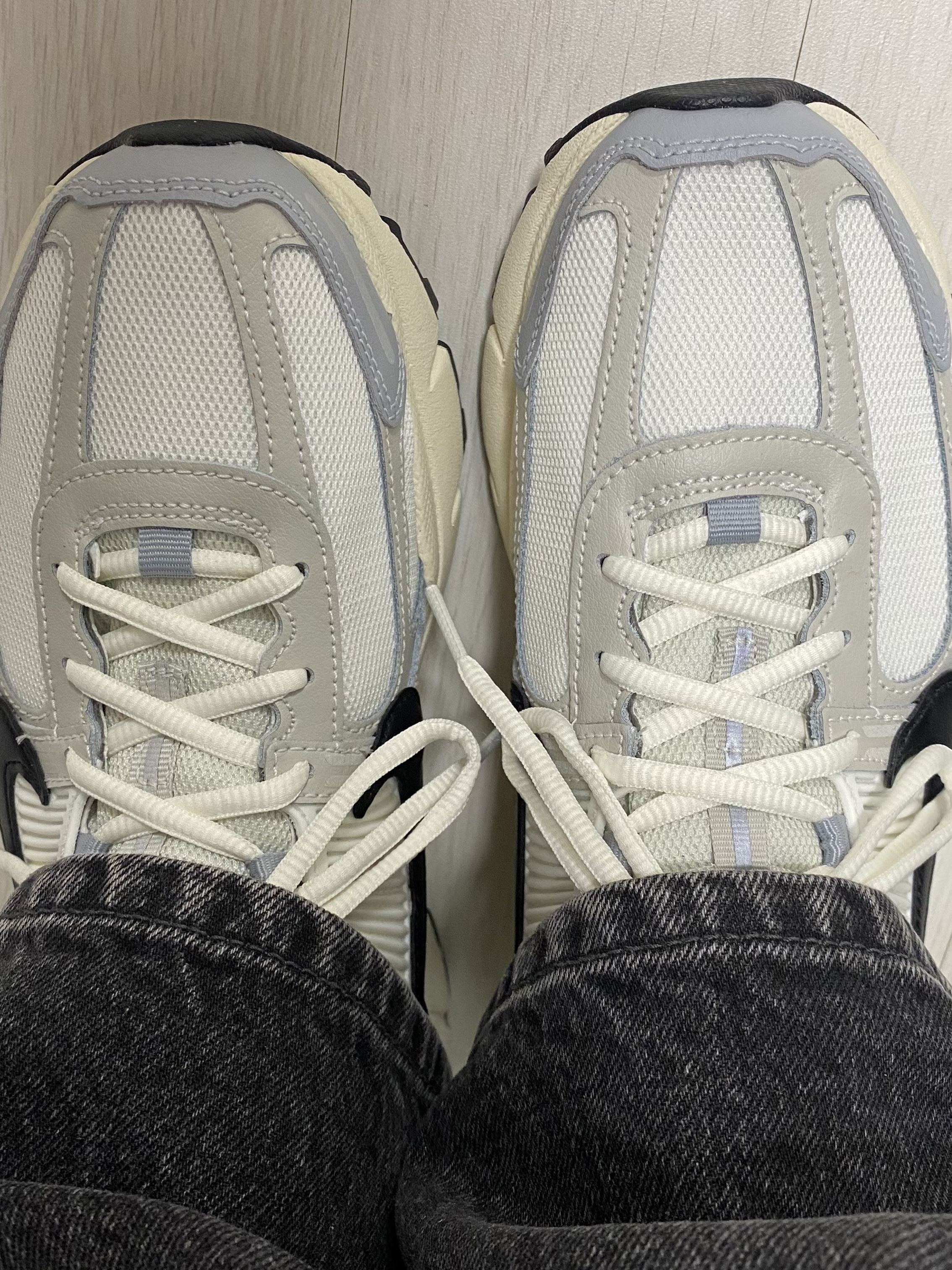 (W) Nike Zoom Vomero 5 Wolf Grey and Black 착용 스타일 - 1