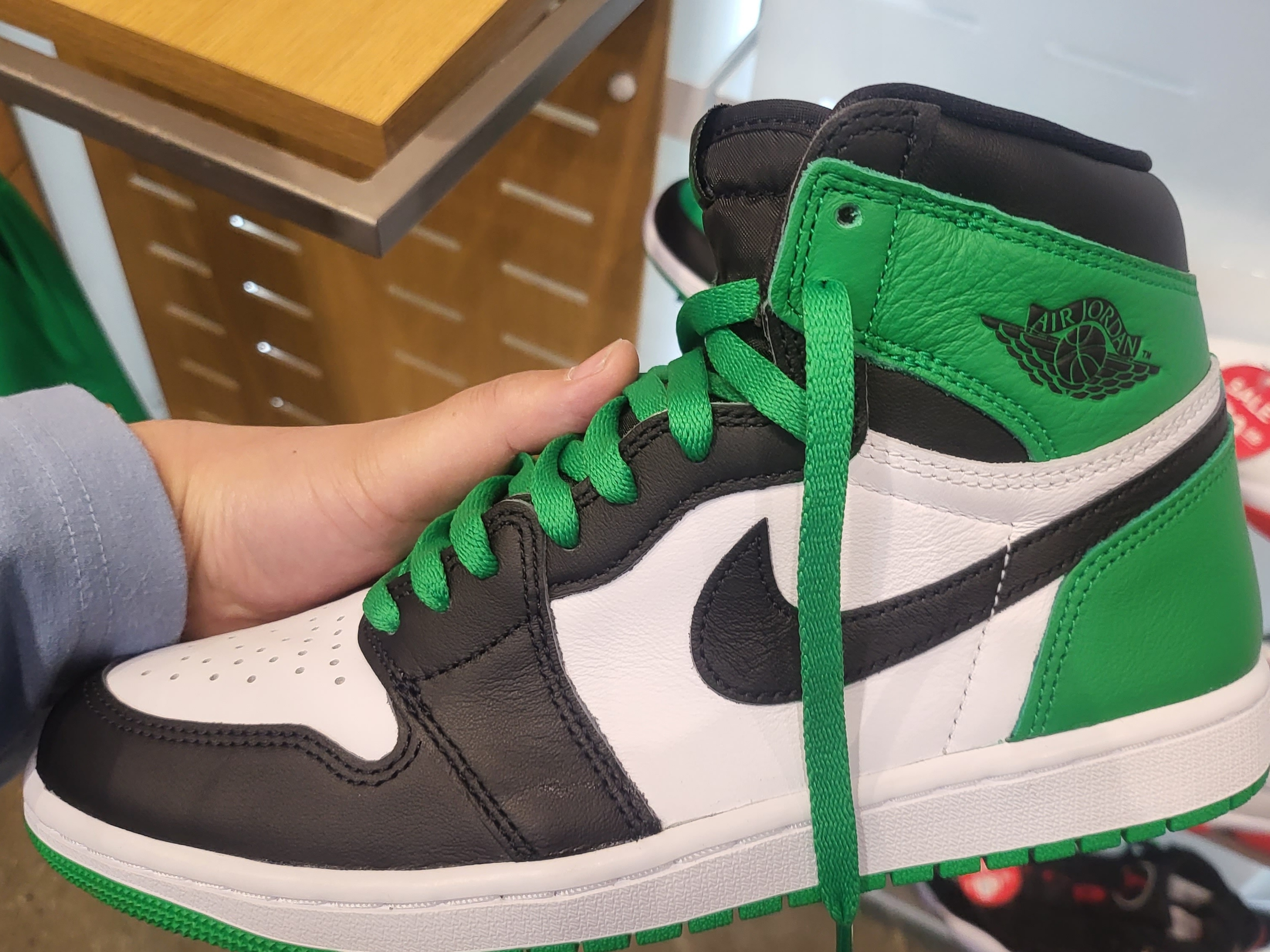 Jordan 1 Retro High OG Black and Lucky Green 착용 스타일 - 2