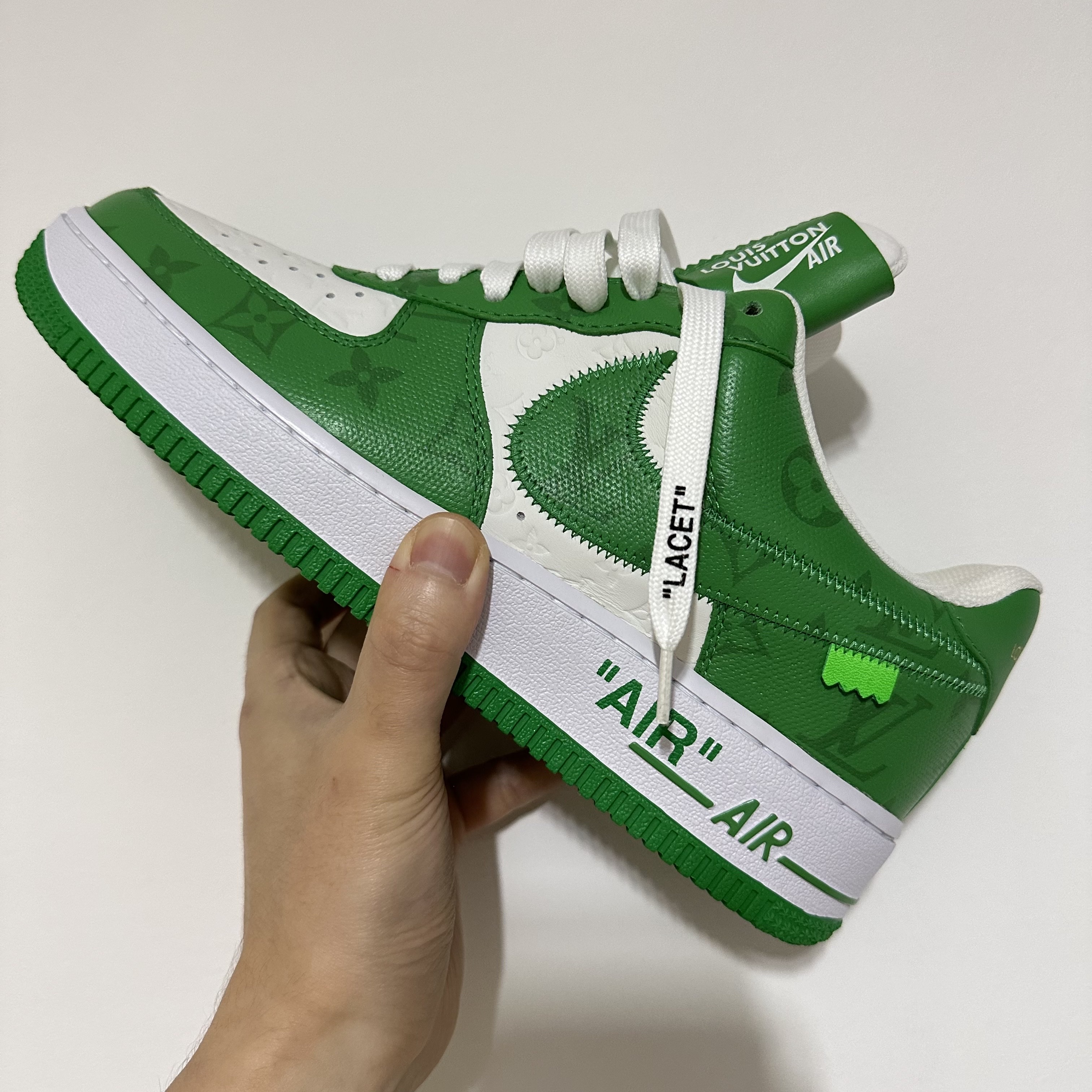 Louis Vuitton x Nike Air Force 1 Low by Virgil Abloh White Gym Green, Off-White x Amore Pacific Play Kit 착용 스타일 - 1