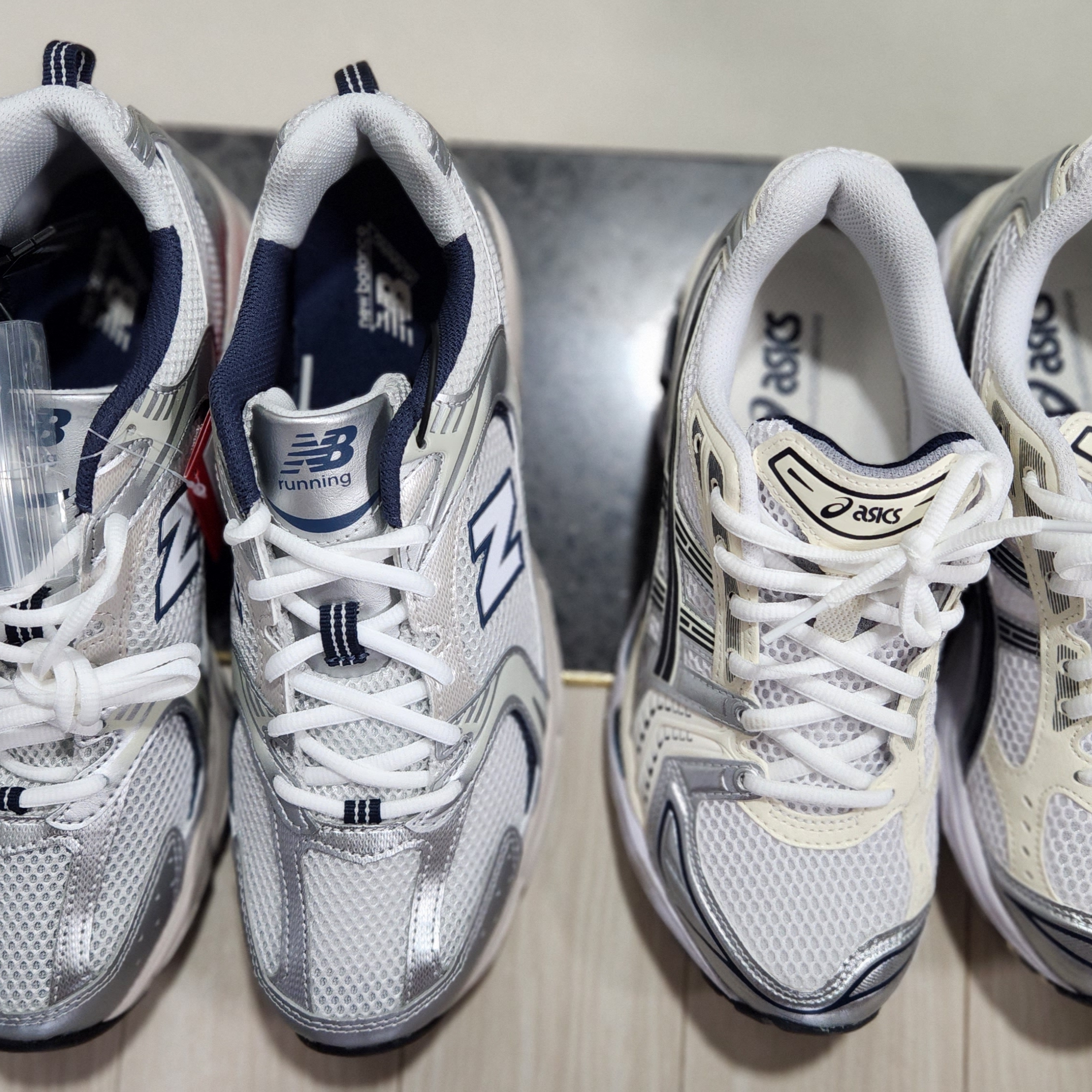 New Balance 530 Steel Grey, (W) Asics Gel-Kayano 14 White Midnight 착용 스타일 - 1