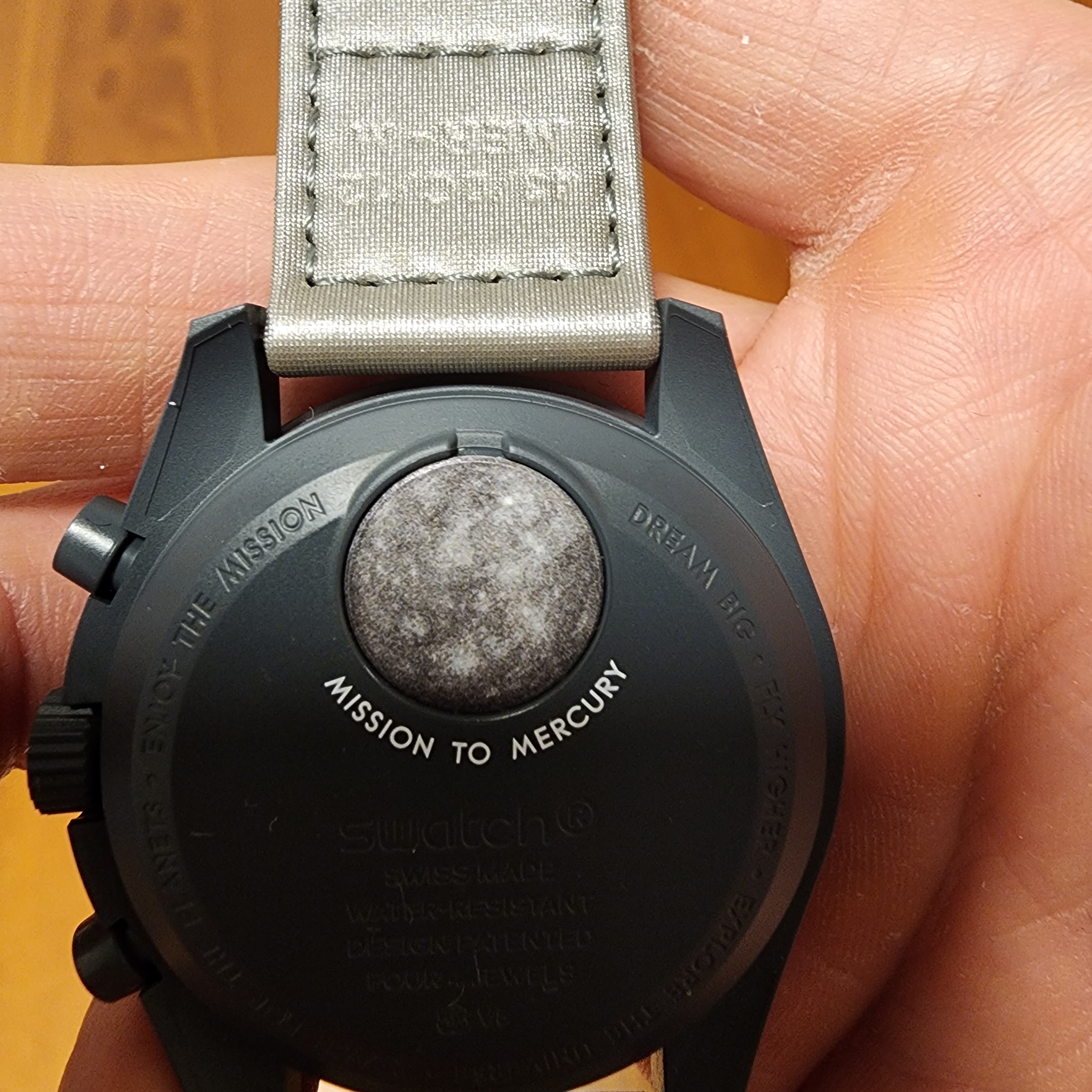 Swatch x Omega Bioceramic MoonSwatch Mission To Mercury 착용 스타일 - 2