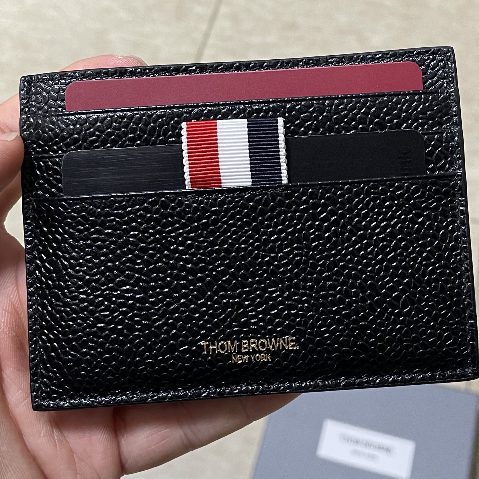 Thom Browne Pebble Grain Leather Stripe Note Compartment Card Holder Black 착용 스타일
