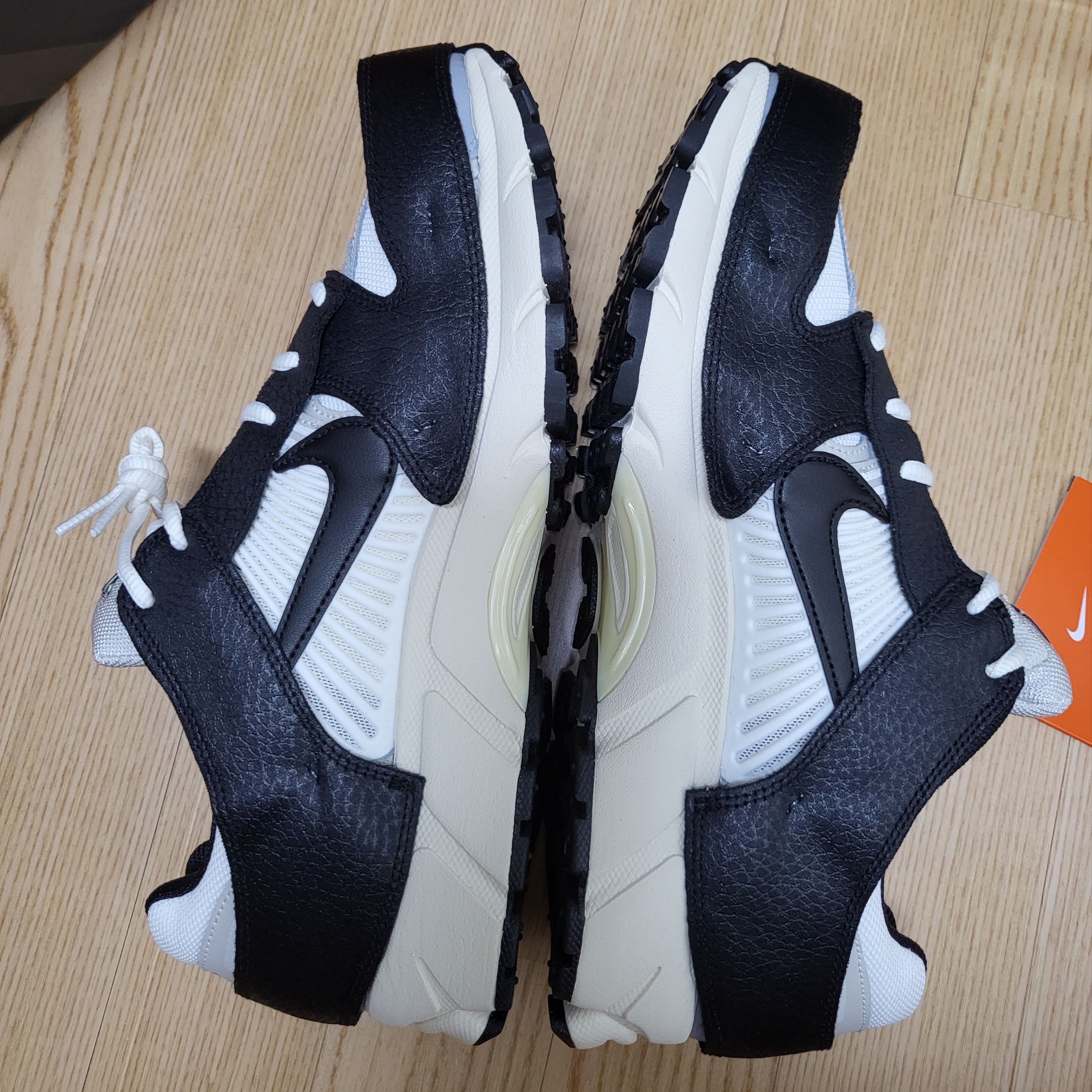 (W) Nike Zoom Vomero 5 Wolf Grey and Black 착용 스타일 - 3