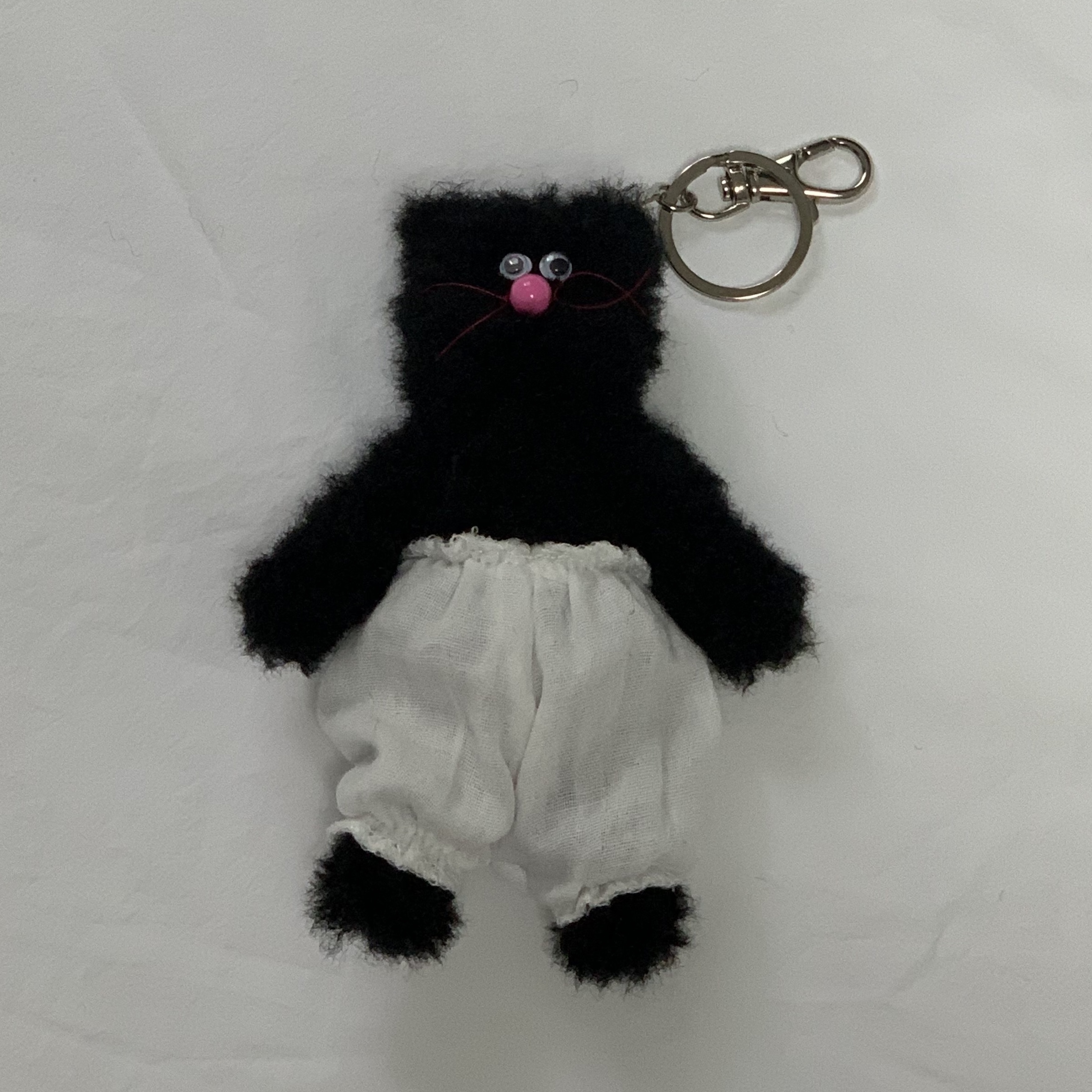 Monamhee Beulpingi Keyring with White Pants Black 착용 스타일