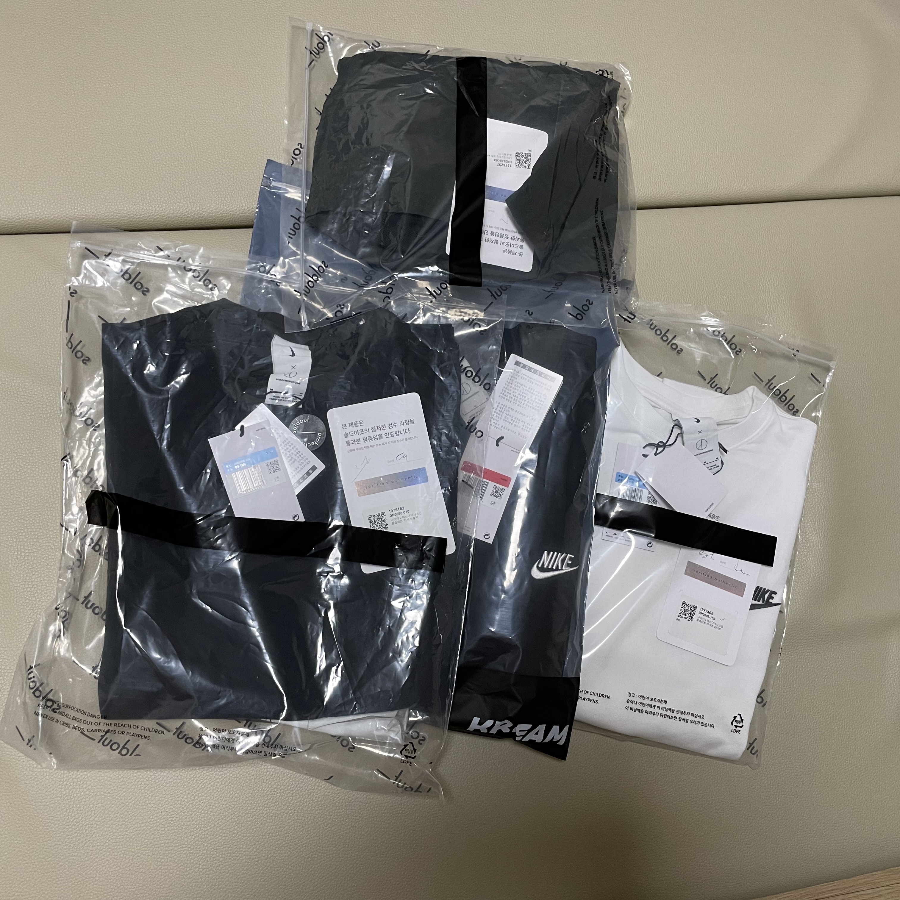 Nike x Peaceminusone LS T-Shirt Black (DR0098-010), Nike x Peaceminusone LS T-Shirt White (DR0098-100) 착용 스타일