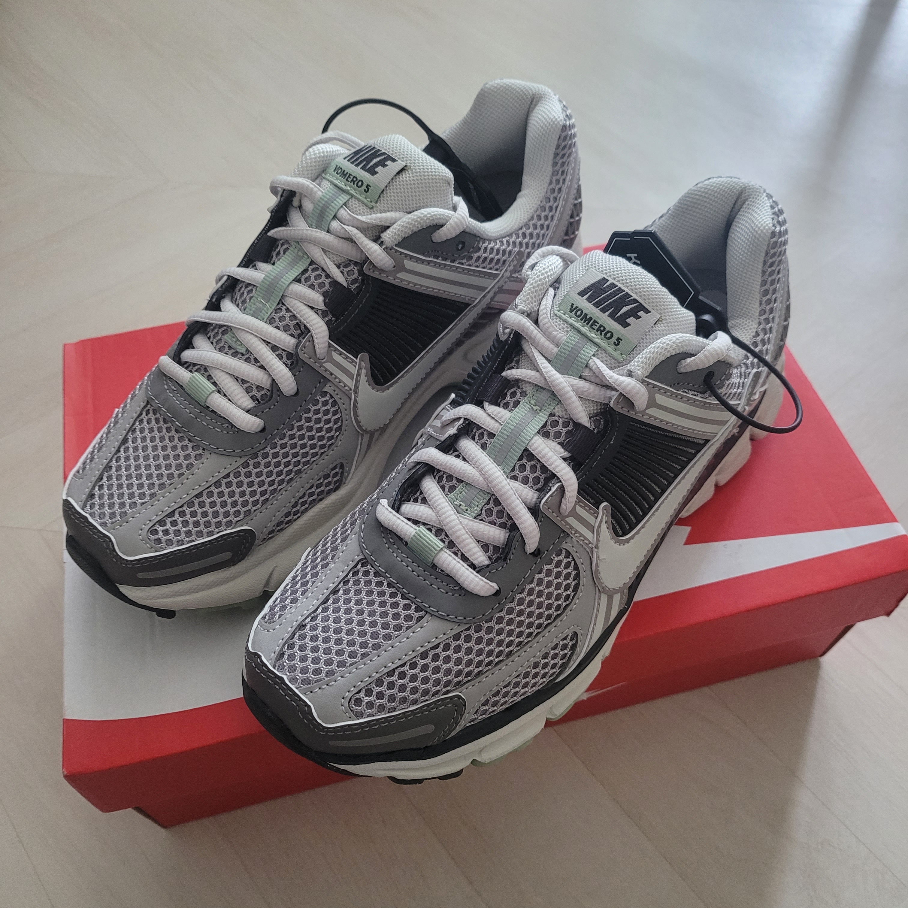 (W) Nike Zoom Vomero 5 Cobblestone and Flat Pewter 착용 스타일