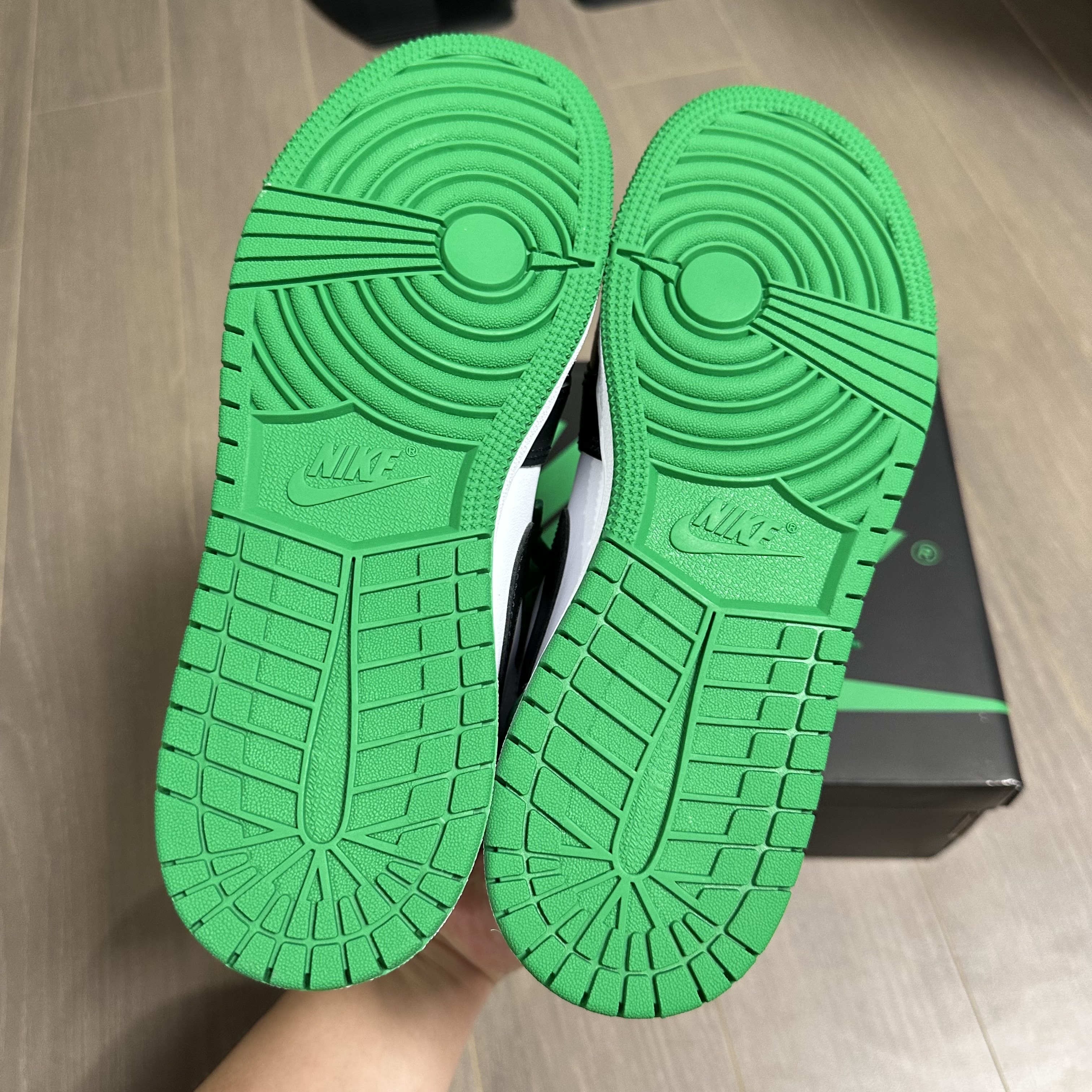 Jordan 1 Retro High OG Black and Lucky Green, (GS) Jordan 1 Retro High OG Black and Lucky Green 착용 스타일 - 5