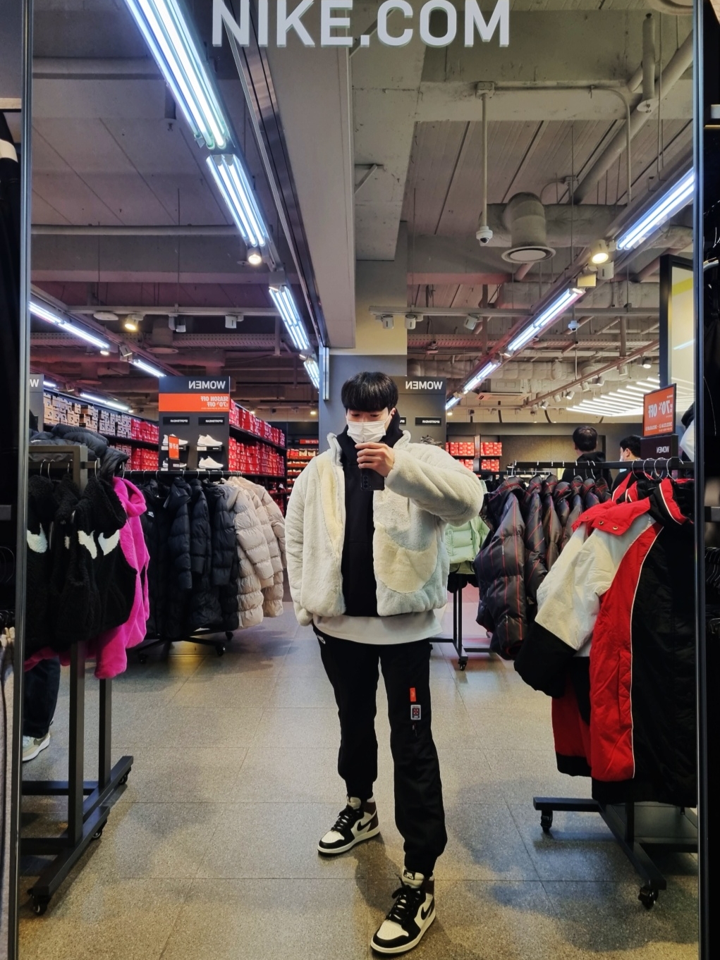 Jordan 1 Retro High OG Black Mocha, Yeezy Gap Hoodie Black 착용 스타일