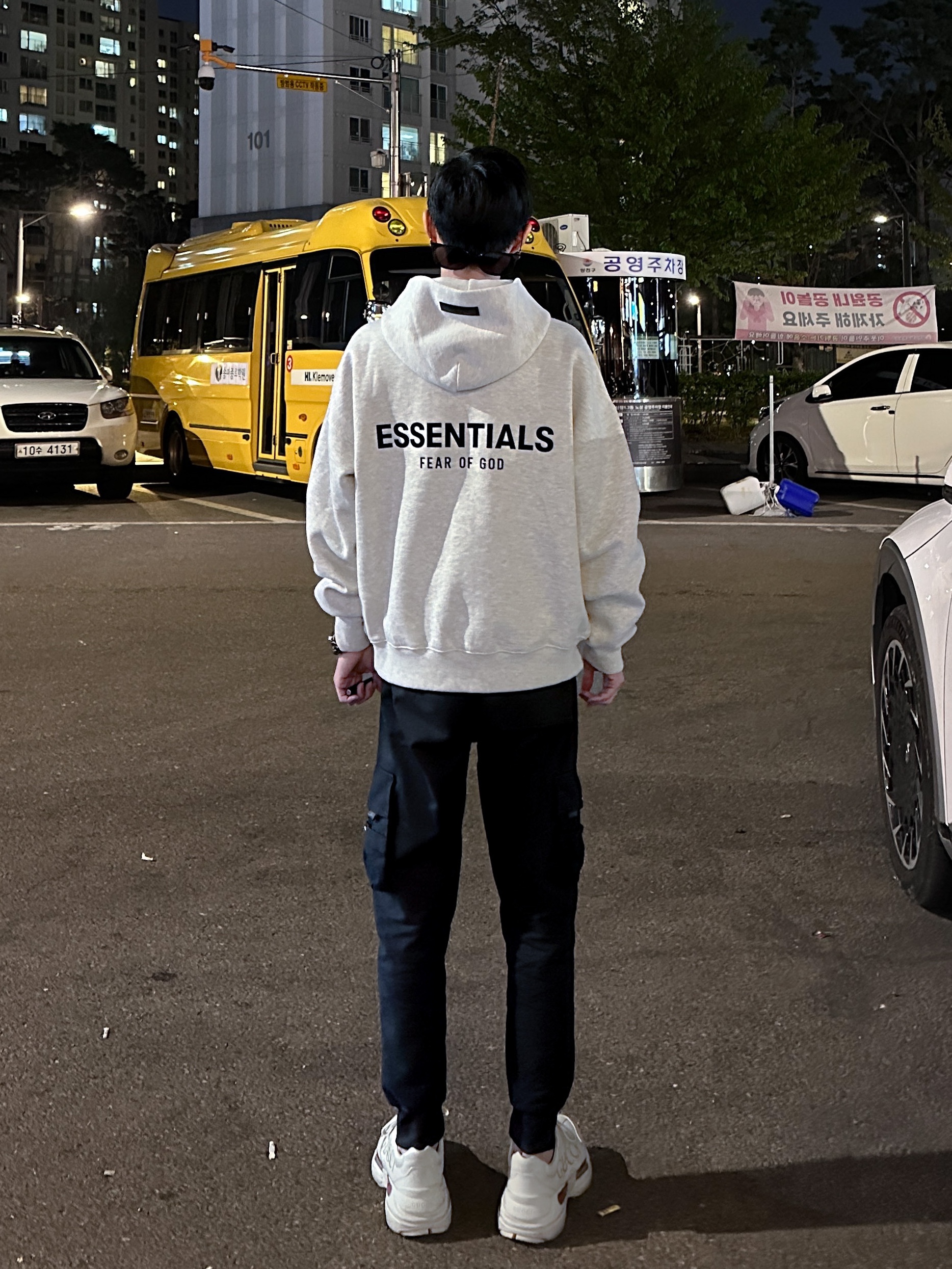 Gucci Rhyton Leather Sneakers Logo, Essentials The Core Collection Hoodie Light Oatmeal 착용 스타일