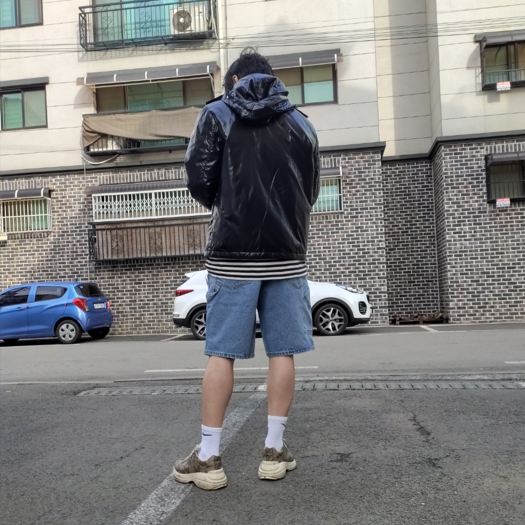Play Comme des Garcons Striped LS T-Shirt Black White, Thisisneverthat x Grateful Dead Lightning Carpenter Shorts Washed Blue 착용 스타일 - 1