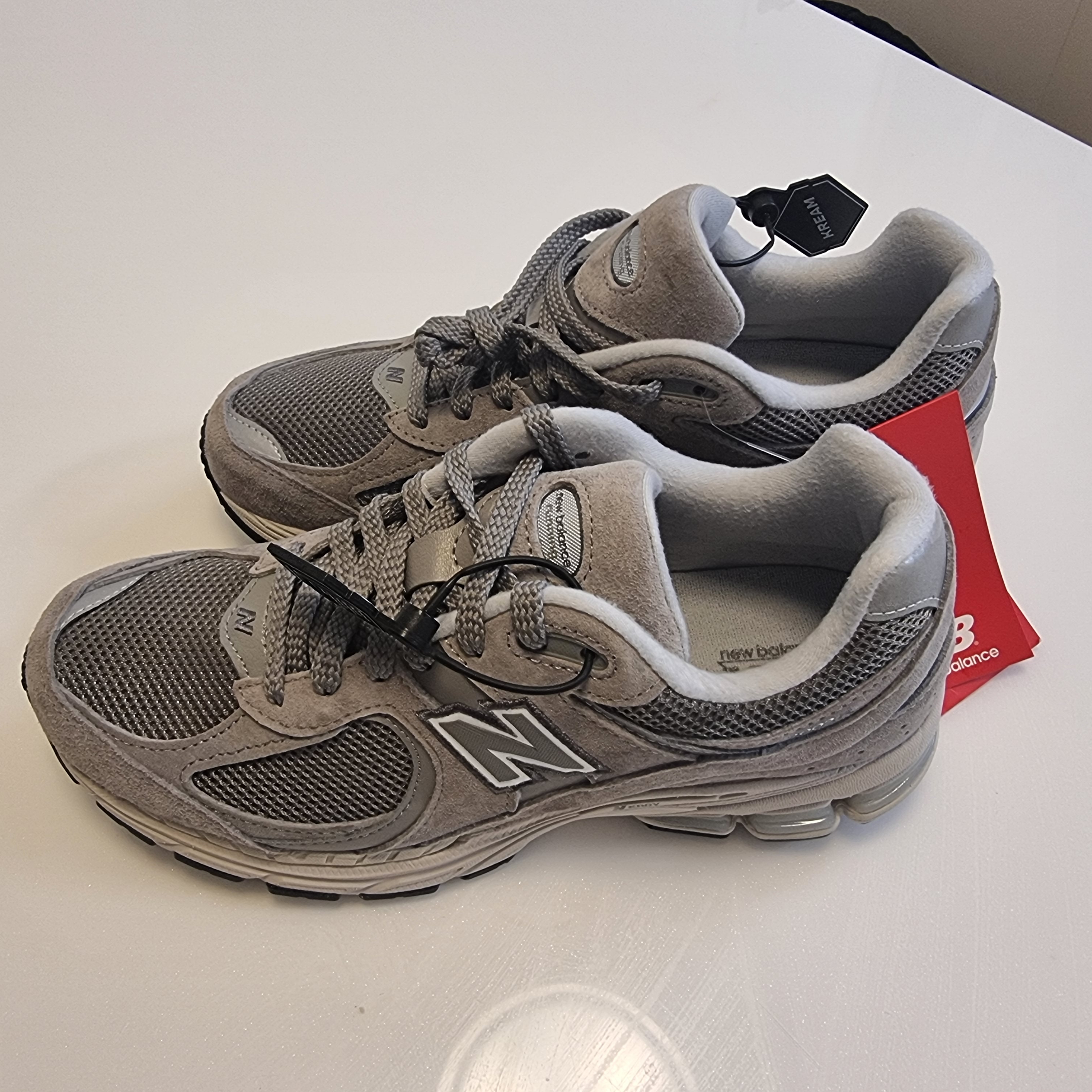 New Balance 2002R Grey 착용 스타일 - 1
