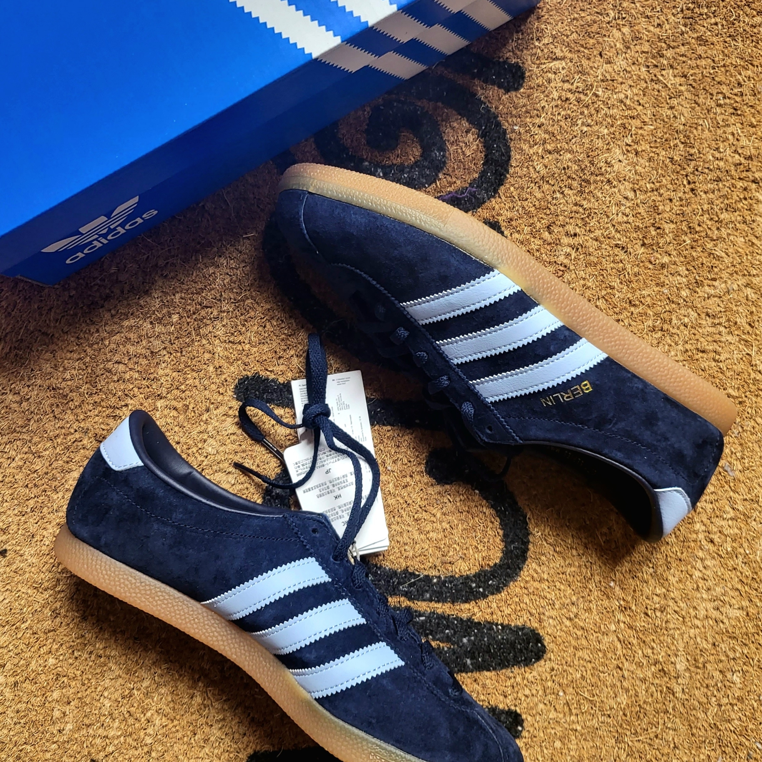 Adidas Berlin Collegiate Navy Pantone 착용 스타일