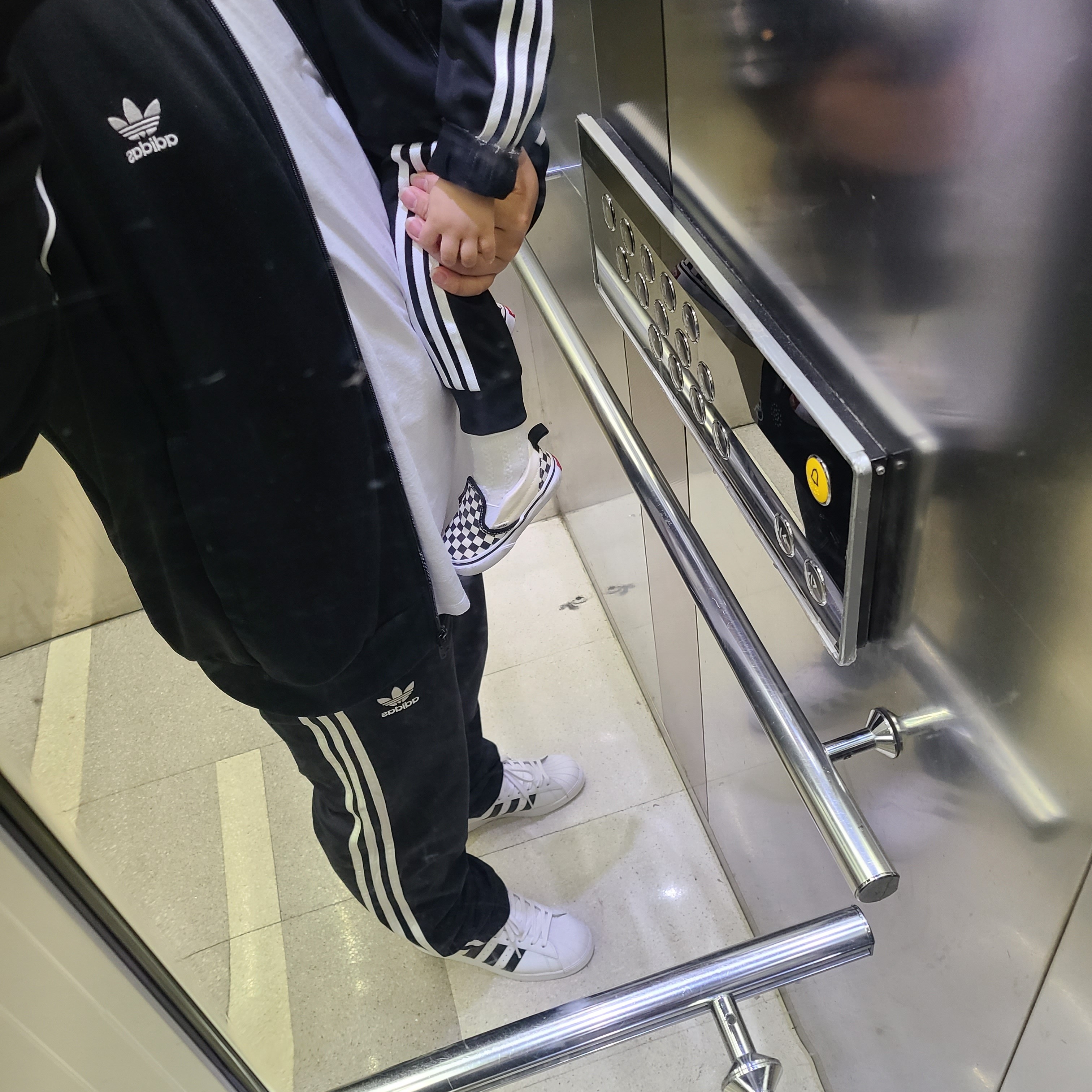 Adidas Superstar White Black 착용 스타일