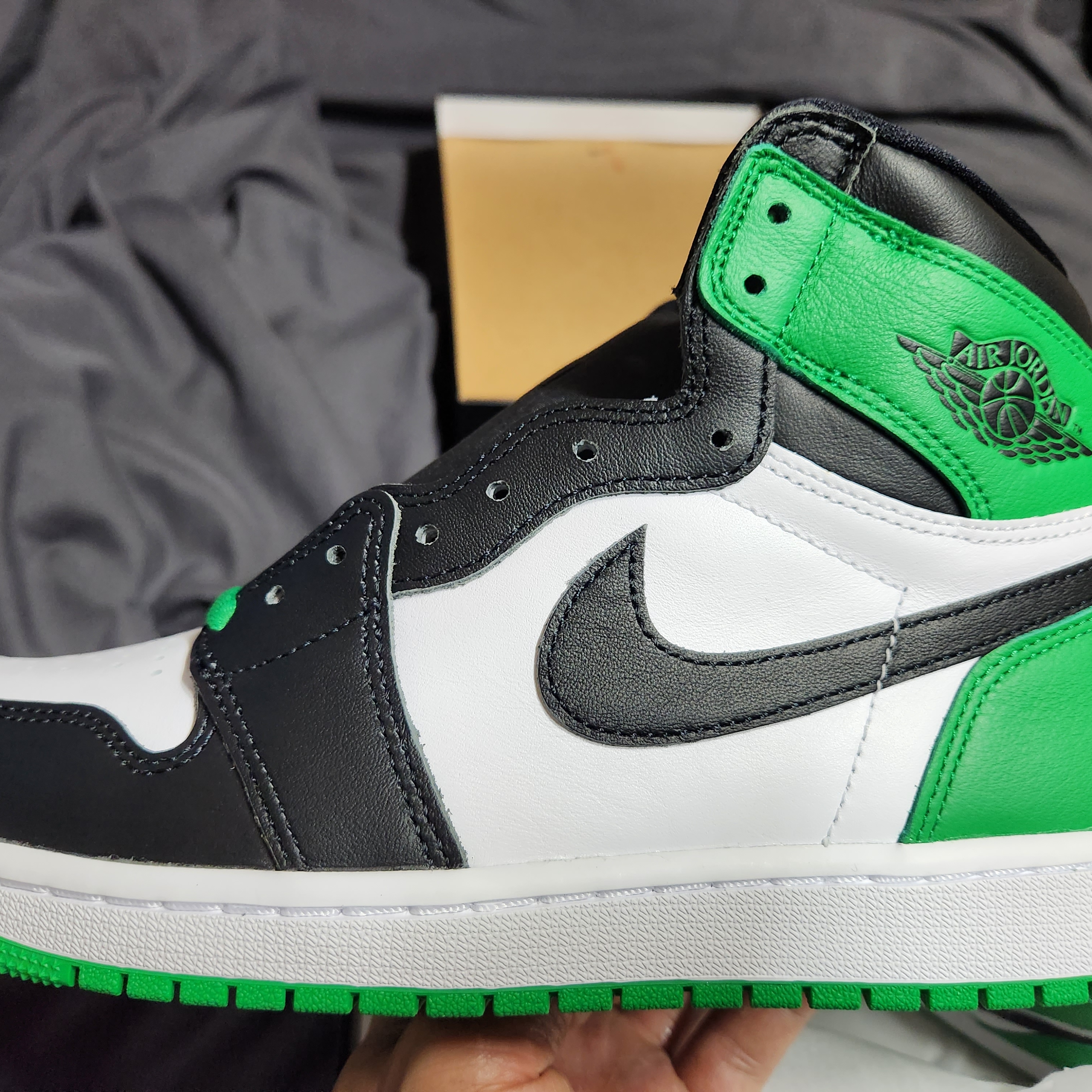 Jordan 1 Retro High OG Black and Lucky Green 착용 스타일 - 3
