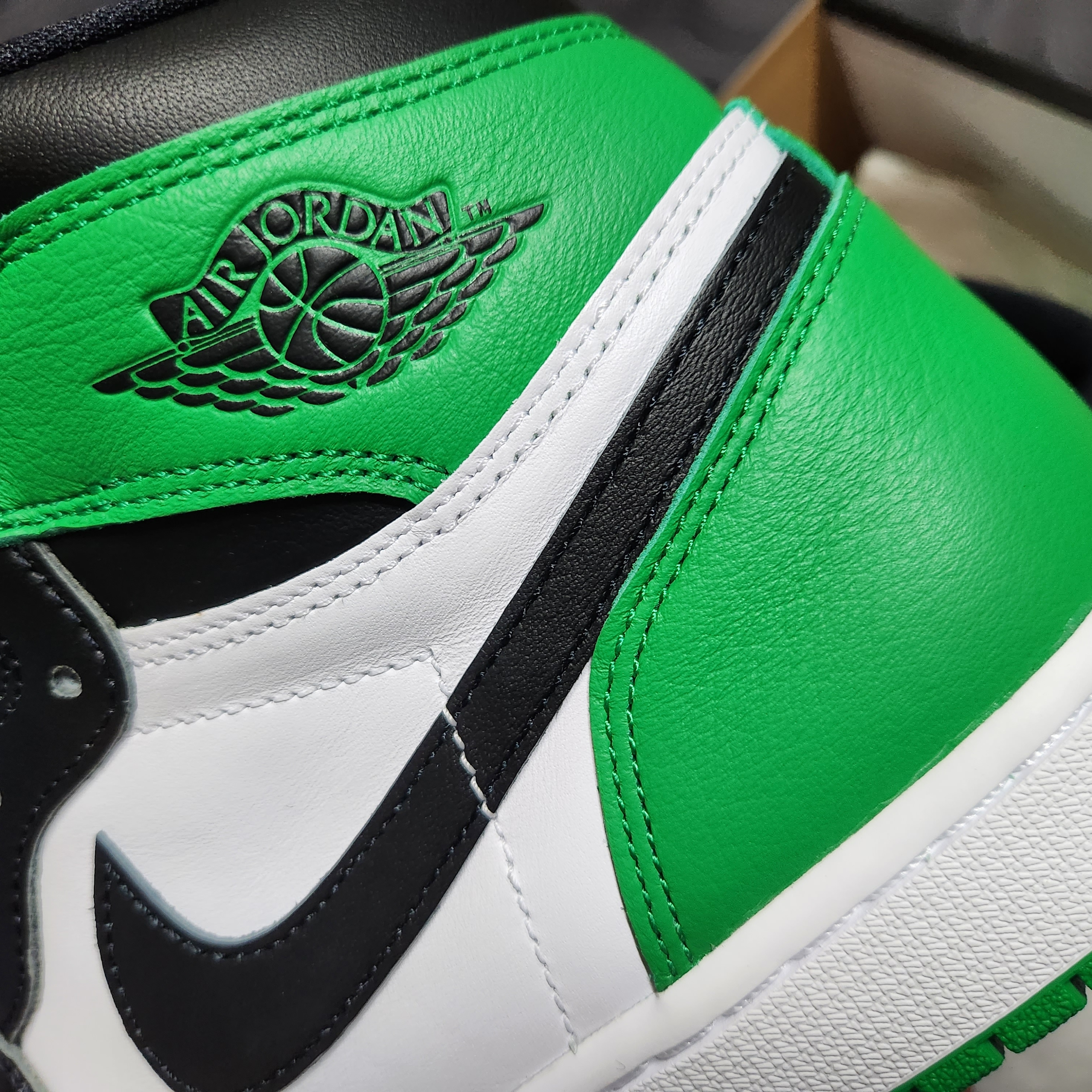 Jordan 1 Retro High OG Black and Lucky Green 착용 스타일 - 5
