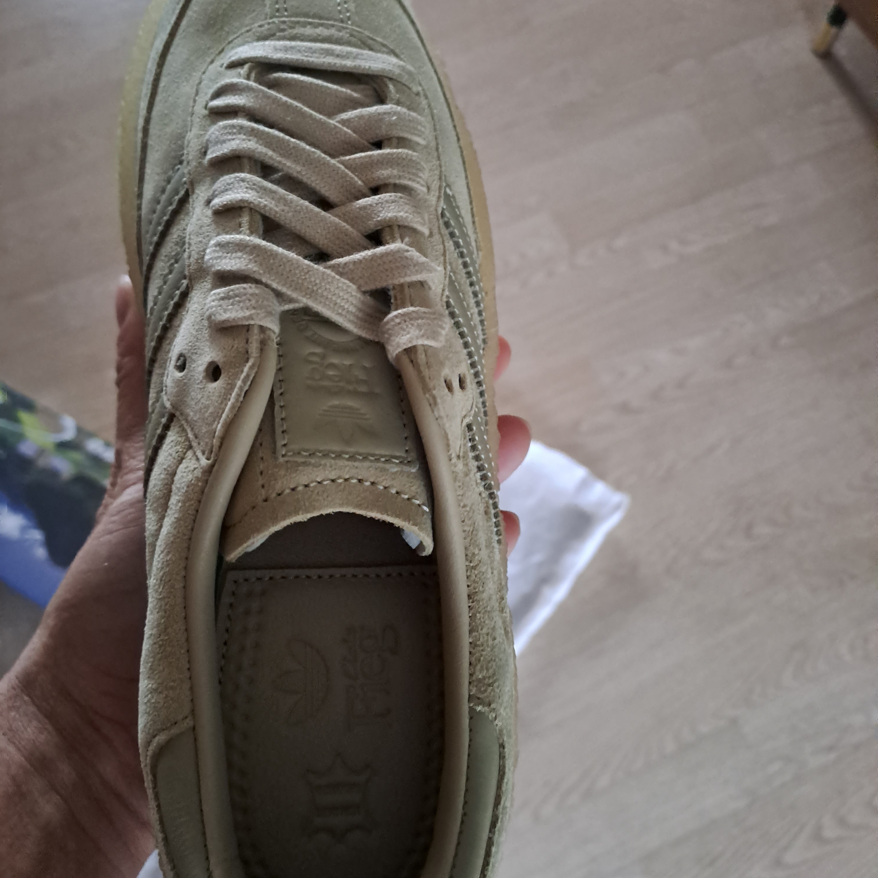 Adidas x Clarks x Ronnie Fieg 8th Street Samba Savannah 착용 스타일 - 3