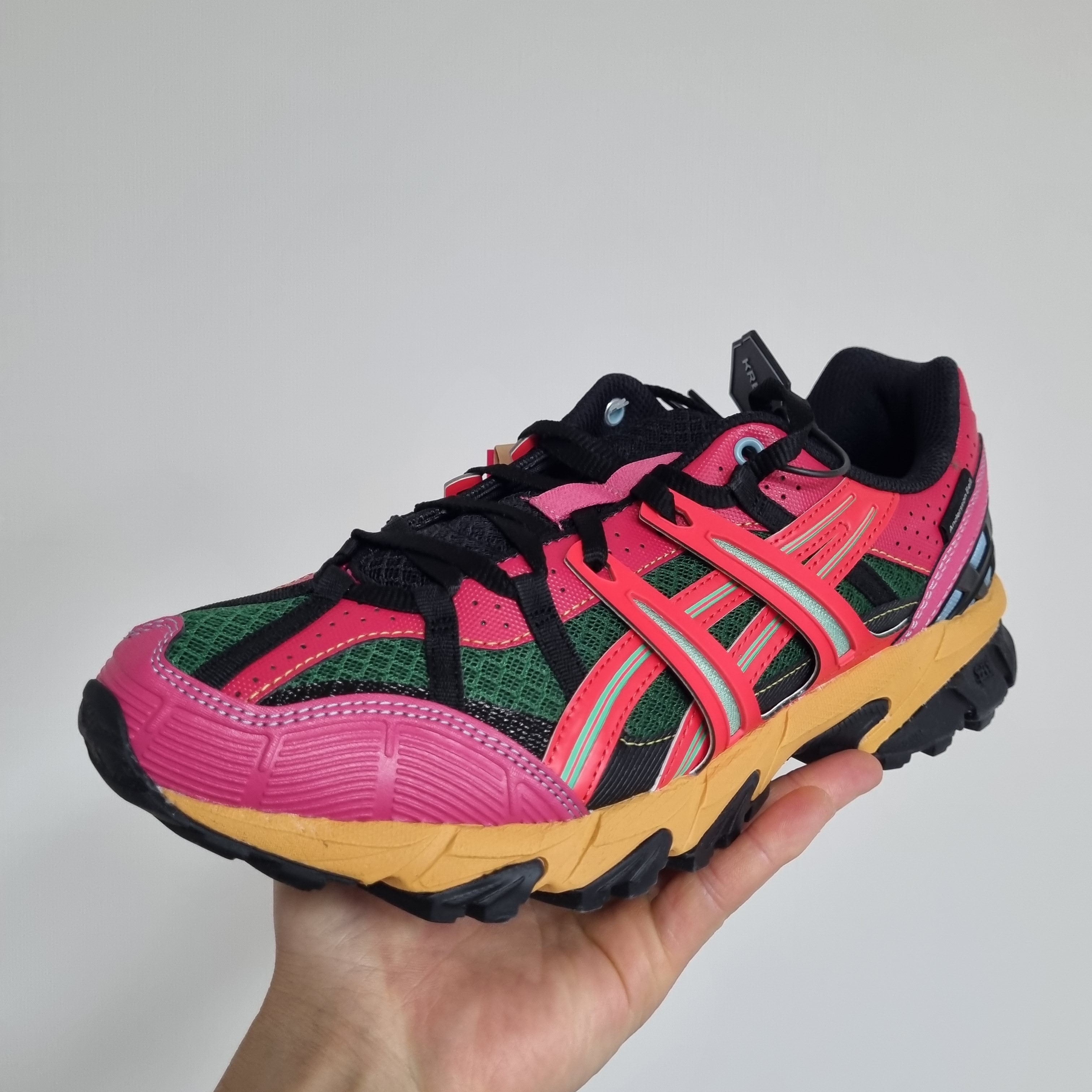 Asics x Andersson Bell Gel-Sonoma 15-50 Bright Rose Evergreen, Supreme Washed Chino Twill Camp Cap Black 착용 스타일 - 2