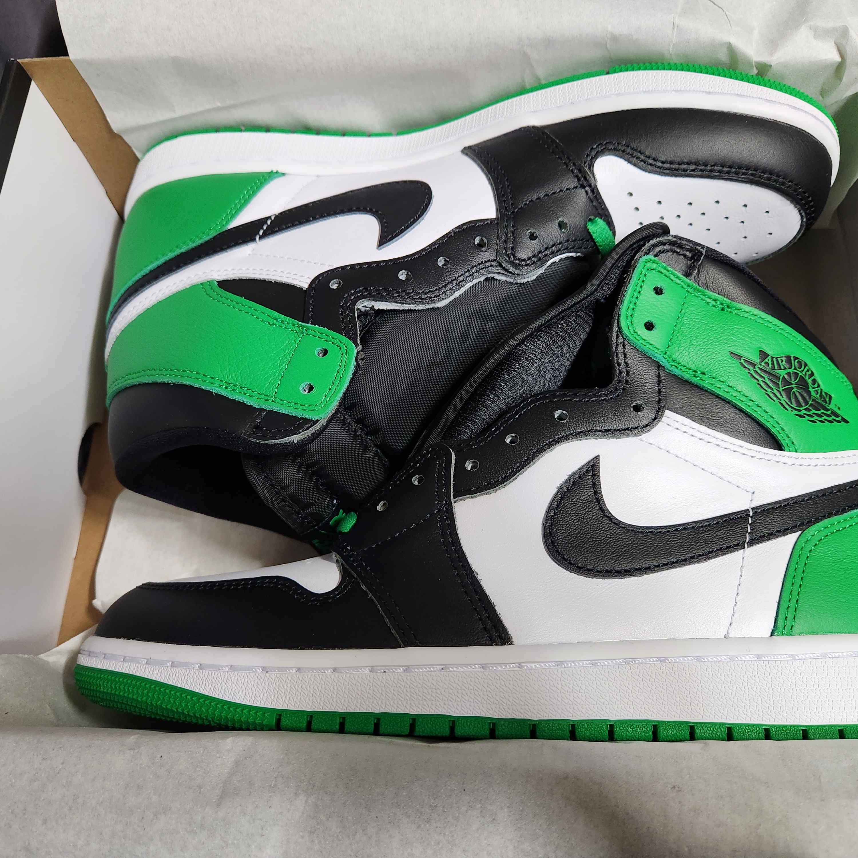 Jordan 1 Retro High OG Black and Lucky Green 착용 스타일 - 2