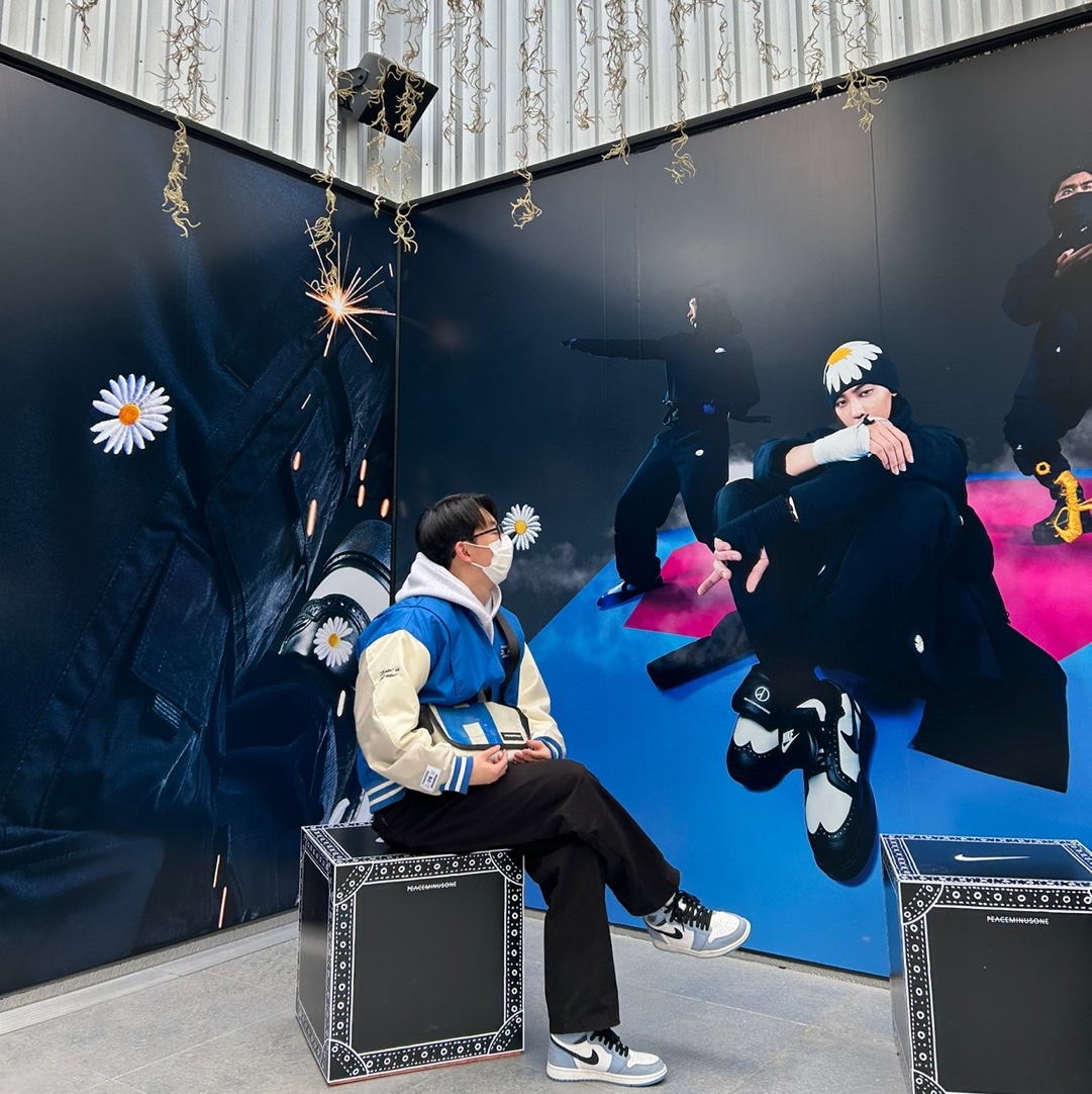 Converse x Ader Error Shapes Varsity Jacket Cobalt, Jordan 1 Retro High OG University Blue 착용 스타일