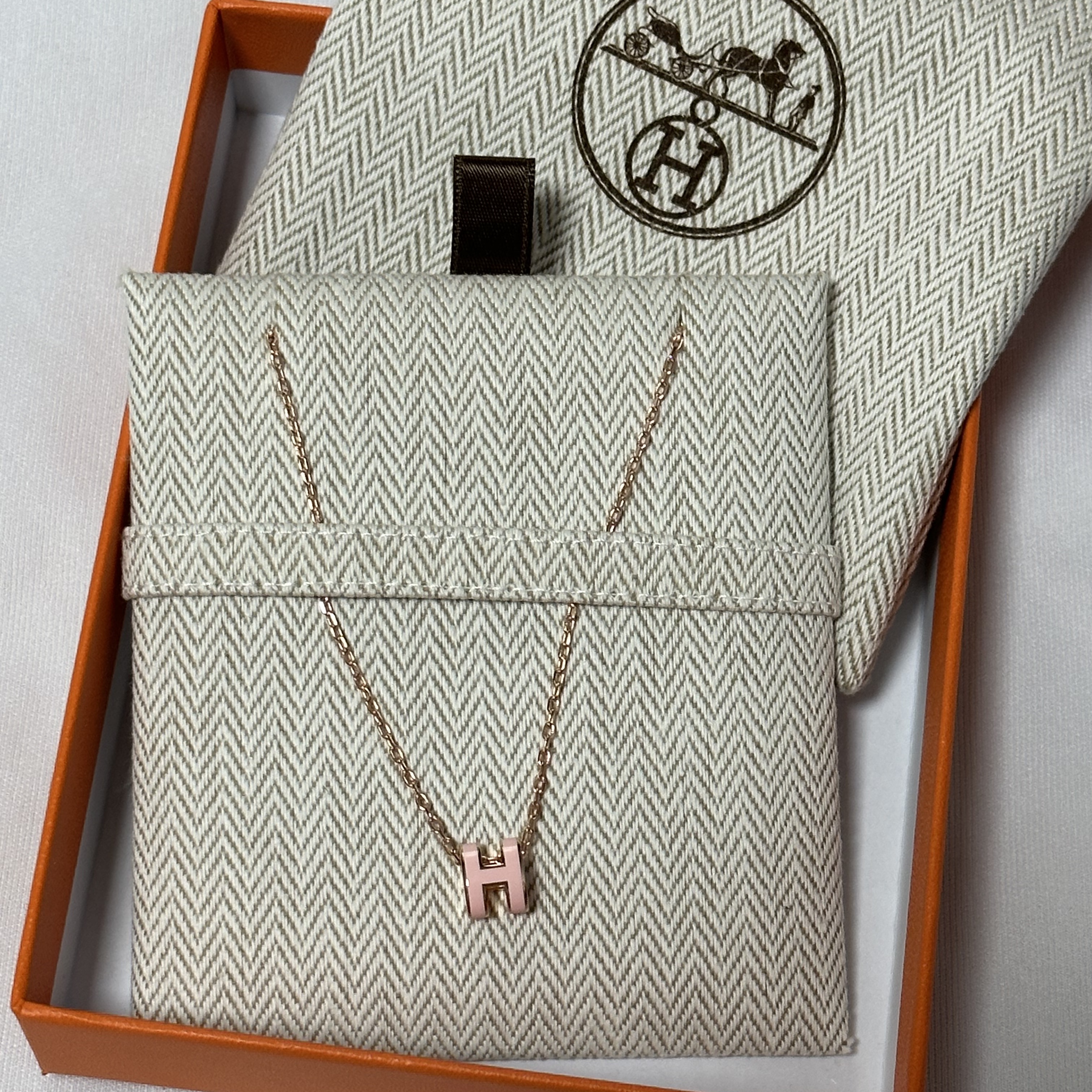 (W) Hermes Mini Pop H Pendant Rose Gold & Rose Dragee 착용 스타일