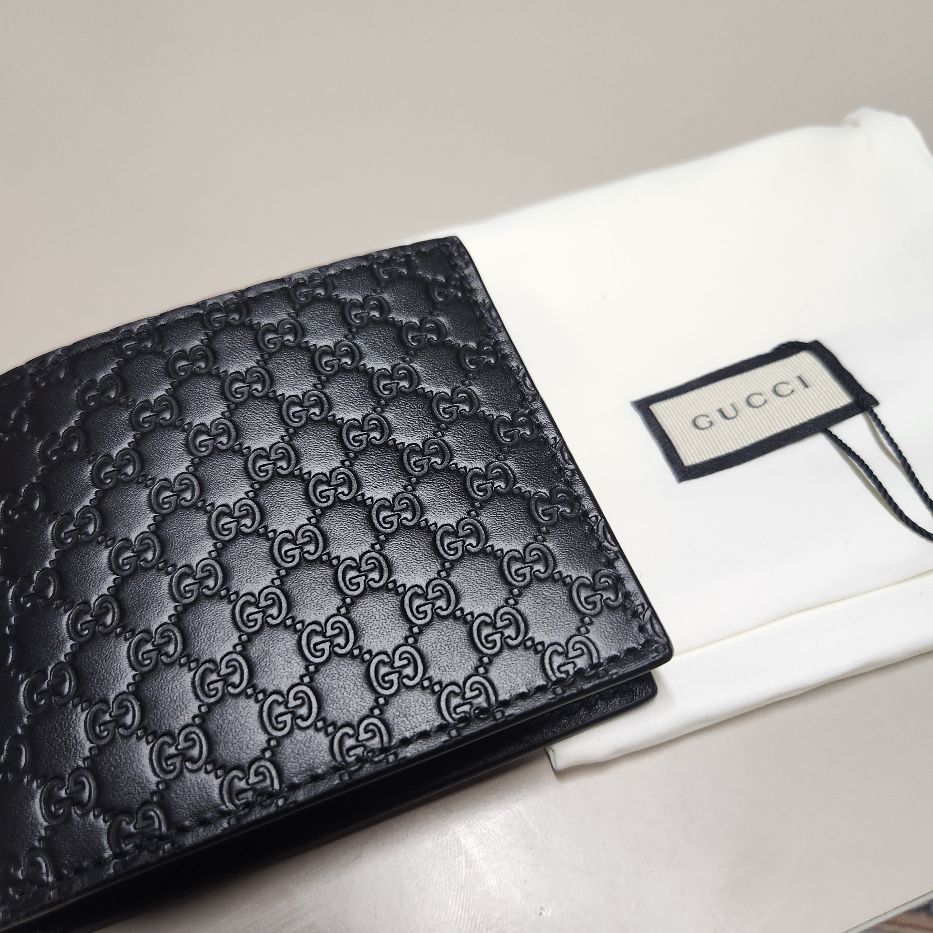 Gucci Micro GG Ssima Bi-Fold Wallet Black 착용 스타일