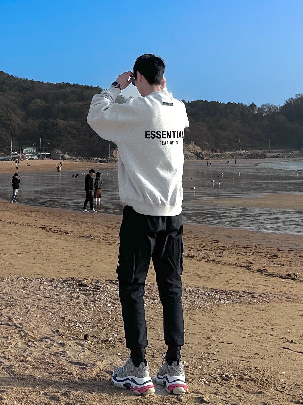 Balenciaga x Gucci The Hacker Project Triple S Sneakers Beige Ebony GG Supreme Black White Red, Essentials The Core Collection Crewneck Sweatshirt Light Oatmeal 착용 스타일 - 1