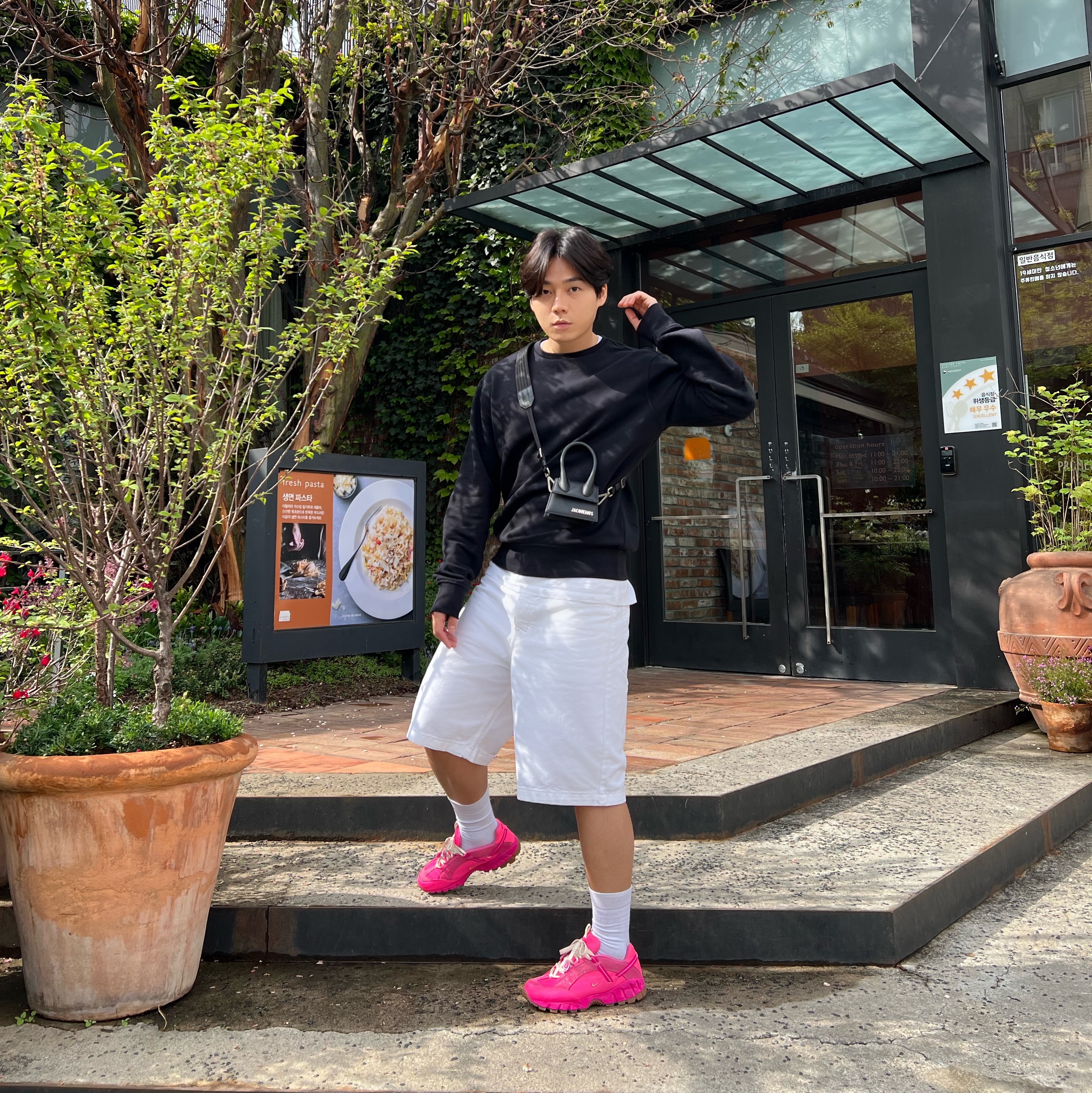 Nike x Jacquemus Air Humara LX Pink Flash, Jacquemus Le Chiquito Signature Leather Mini Handbag Black 착용 스타일
