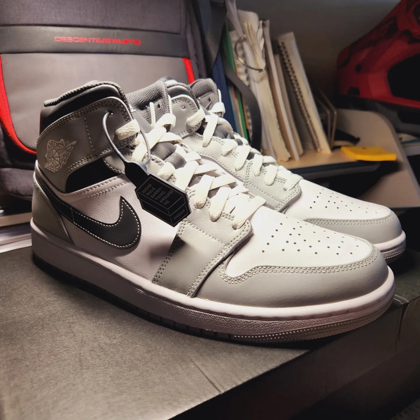 Jordan 1 Mid Light Smoke Grey Anthracite 착용 스타일 - 1