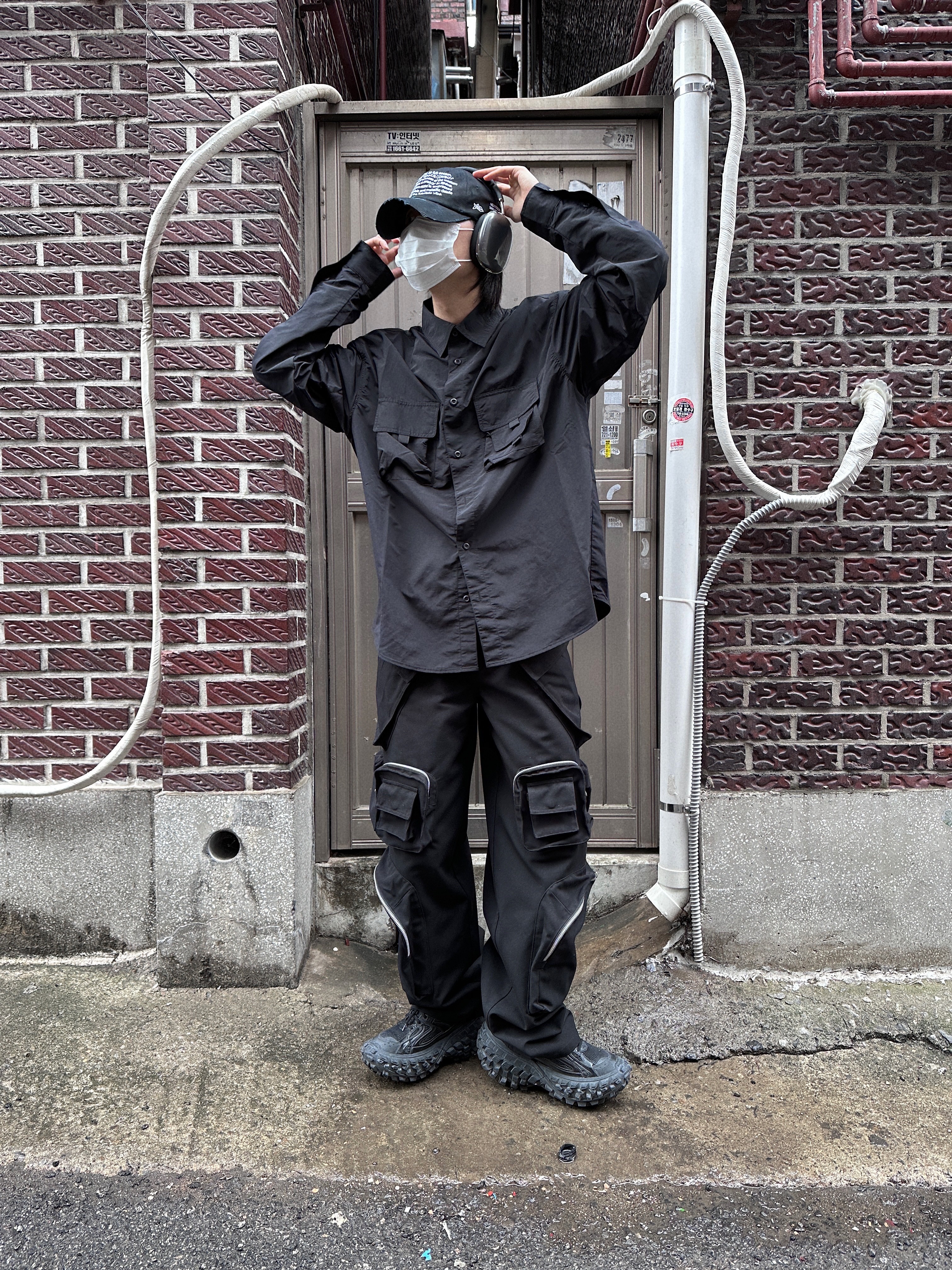 Nonnod Mechanic Cargo Pants Black, Balenciaga Defender Sneakers Black 착용 스타일 - 1