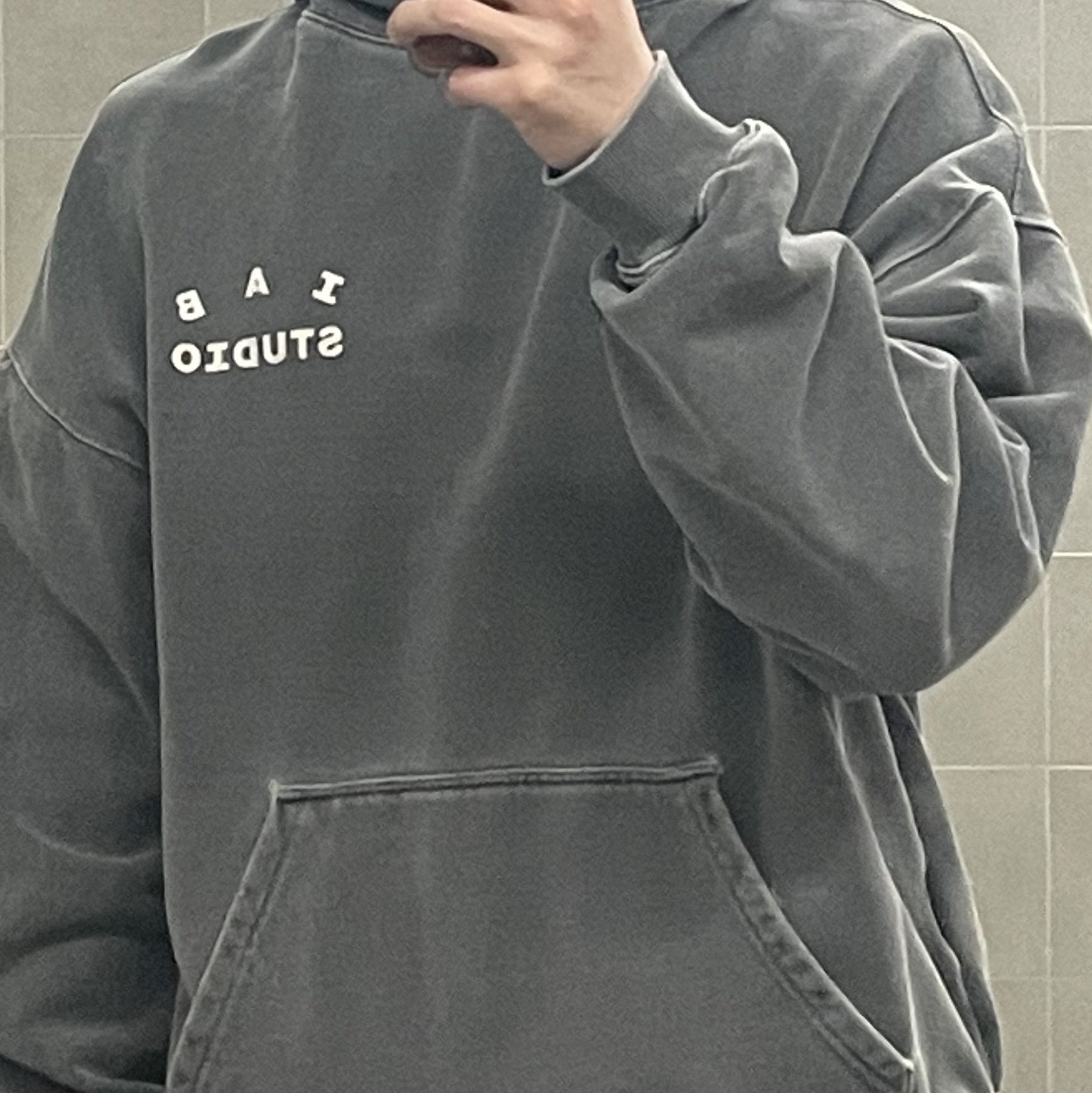 IAB Studio Pigment Hoodie Black 착용 스타일