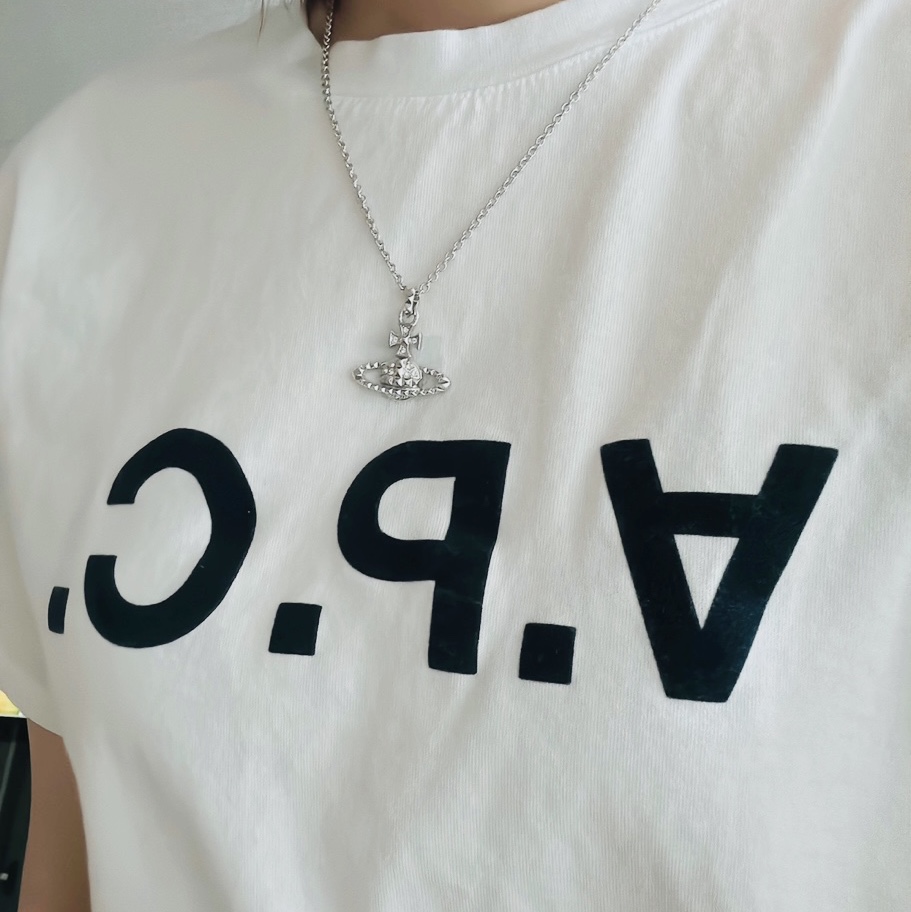 Vivienne Westwood Mayfair Bas Relief Pendant Silver, A.P.C. VPC T-Shirt White Dark Navy 착용 스타일 - 2