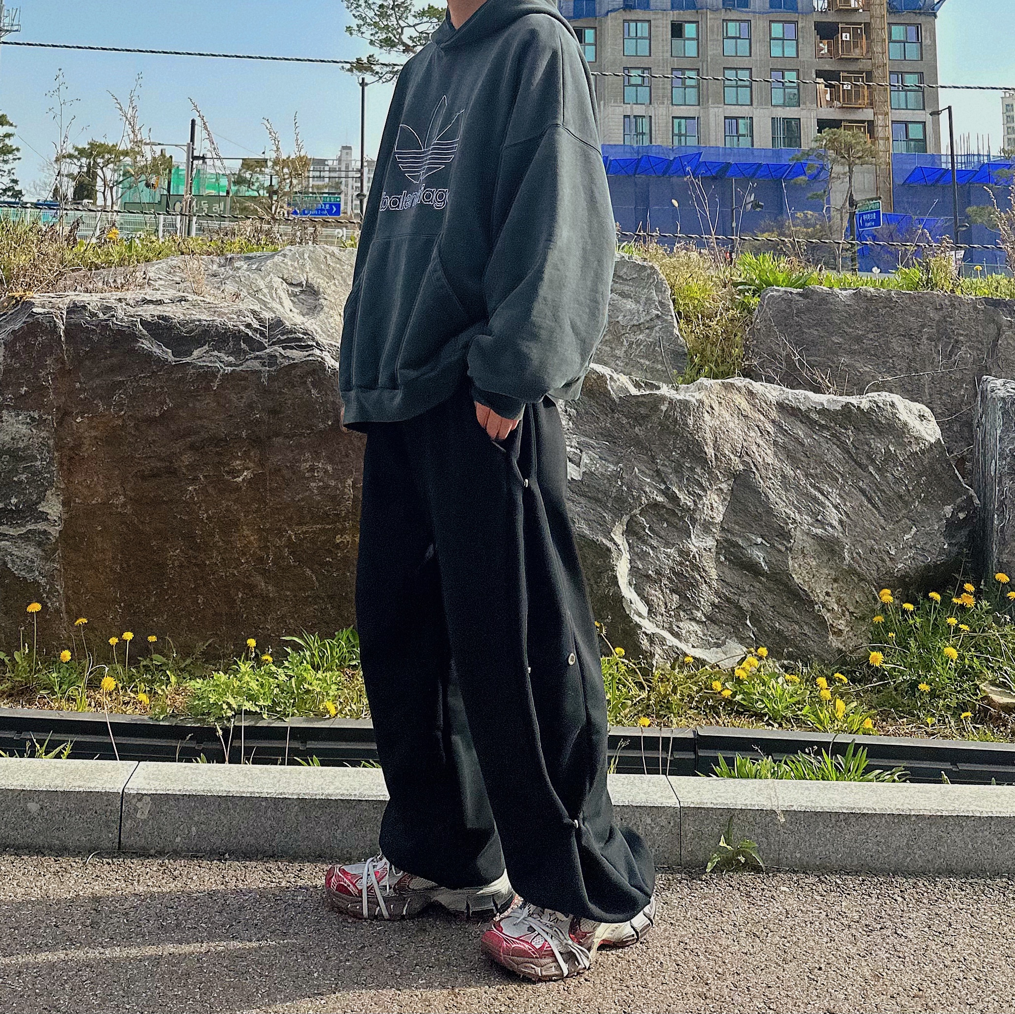 Balenciaga x Adidas Heavyweight Fleece Oversized Hoodie Green, Balenciaga 3XL Sneakers White Red 착용 스타일 - 5