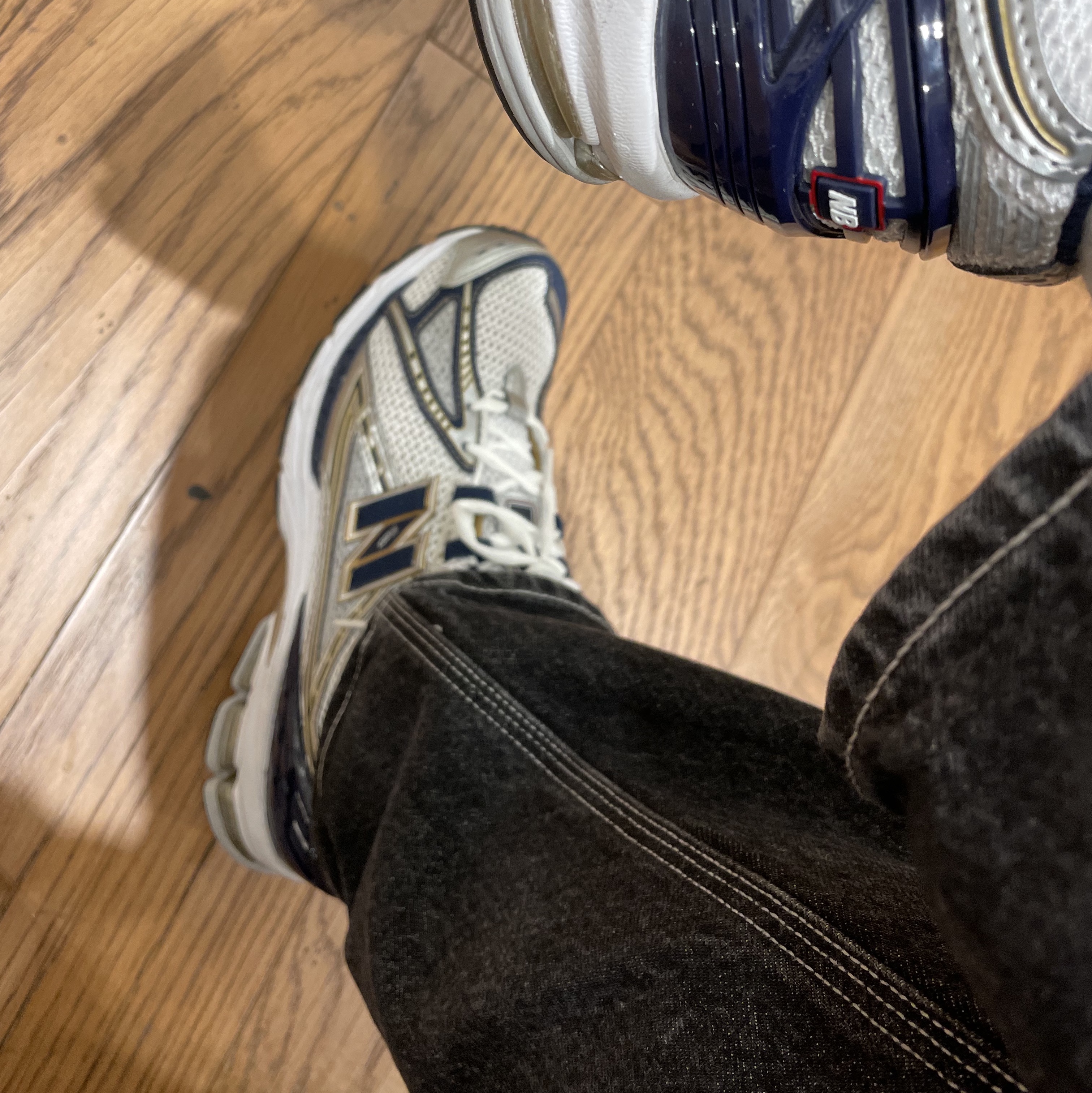 New Balance 1906R White Navy Gold 착용 스타일 - 1