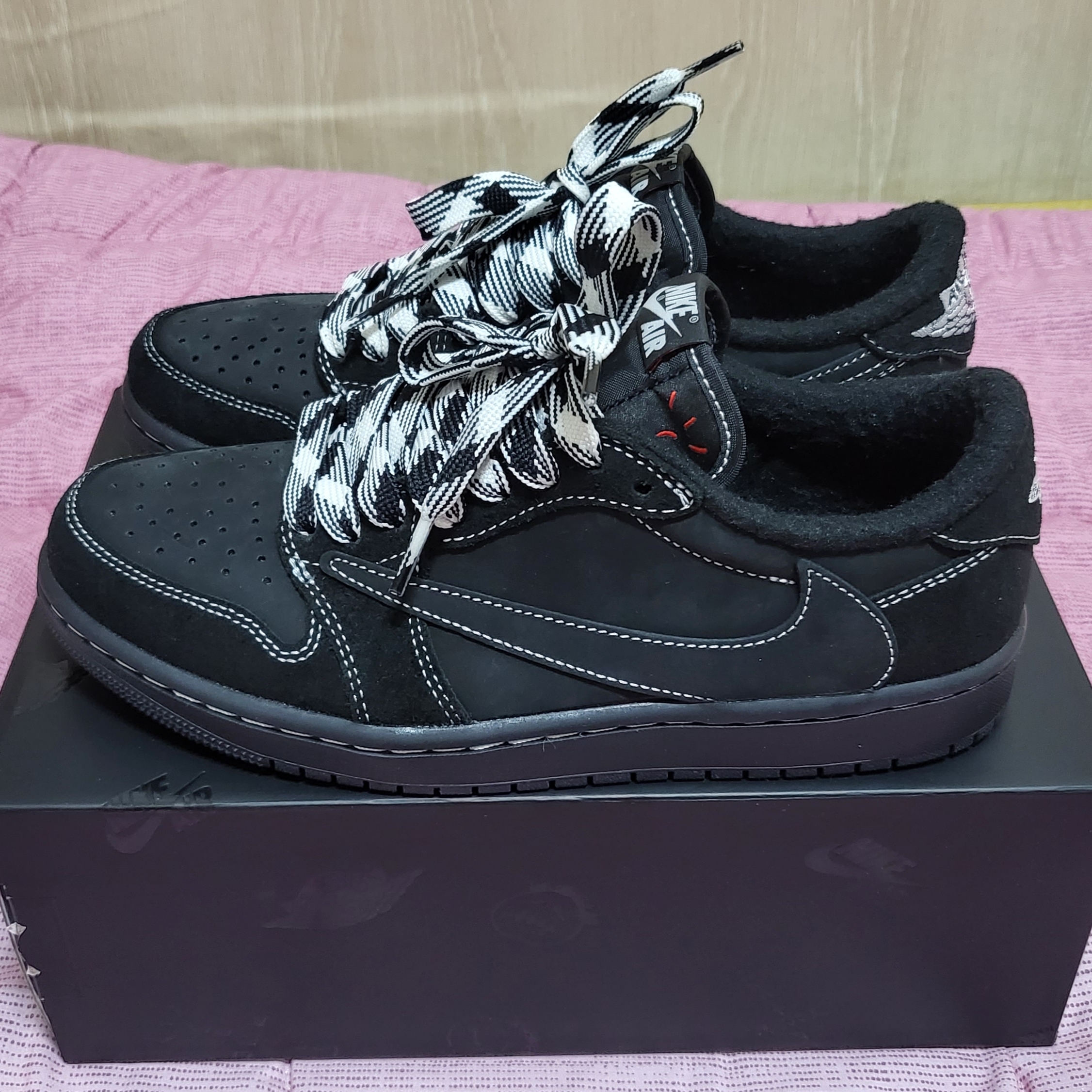 Jordan 1 x Travis Scott Retro Low OG SP Black Phantom 착용 스타일