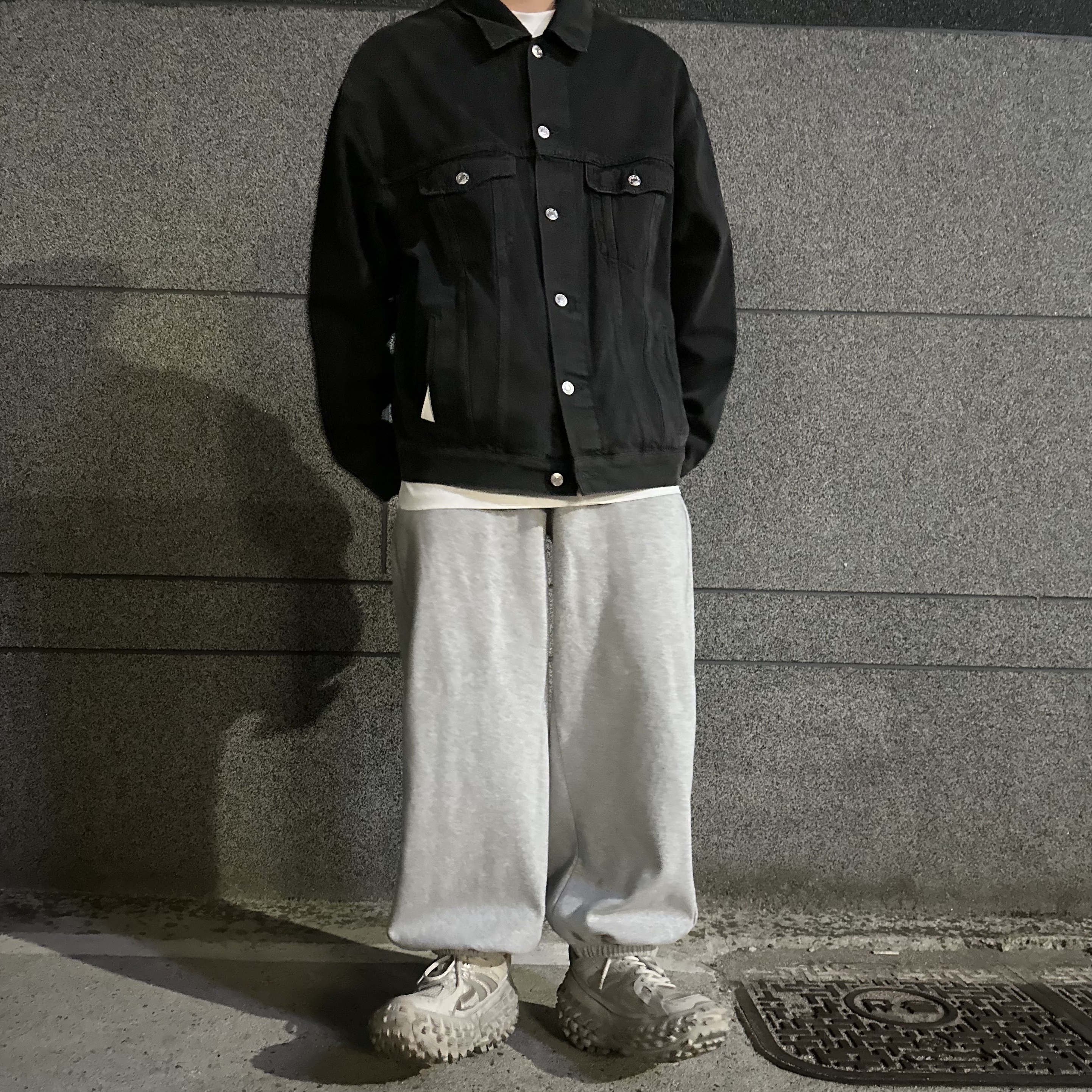 (W) Balenciaga Spray Paint Logo Jacket Denim, Balenciaga Defender Sneakers Beige 착용 스타일