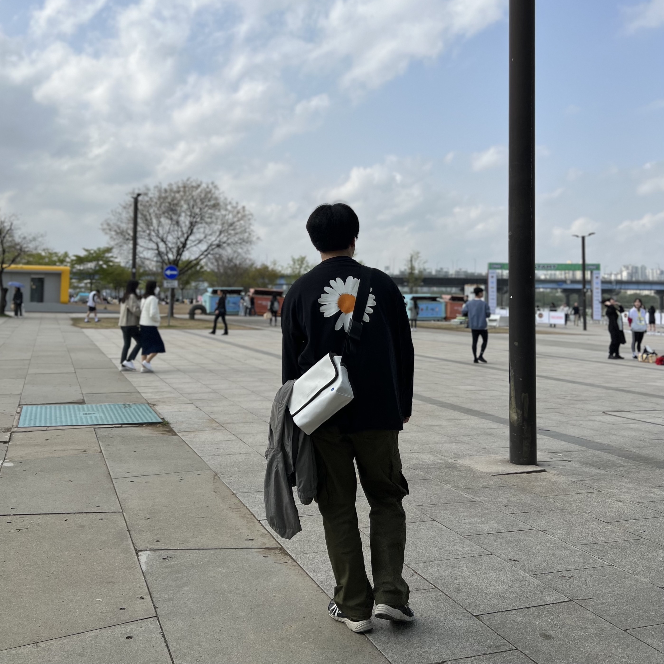 Nike x Peaceminusone LS T-Shirt Black (DR0098-010), Ader Error Small Trace Esty Messanger Bag White 착용 스타일