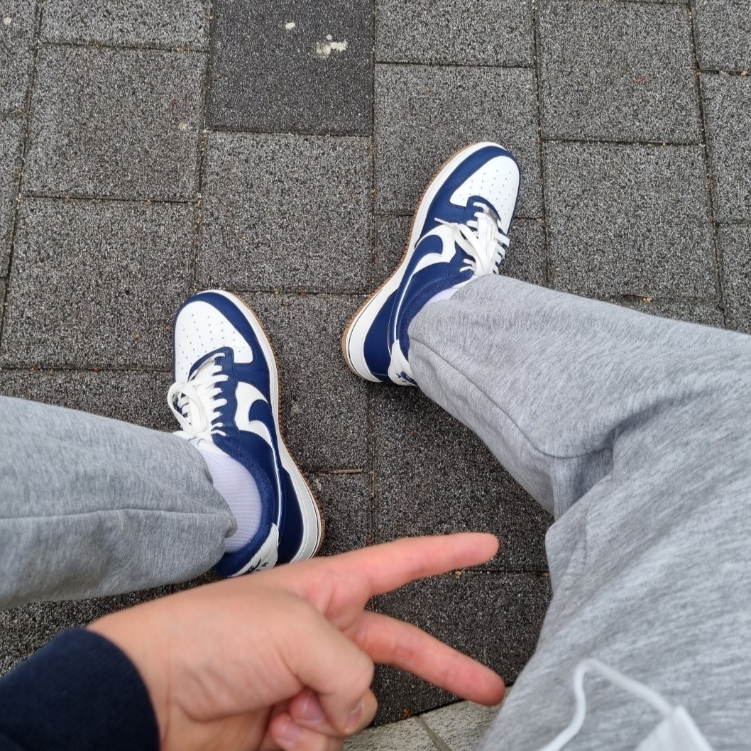 Nike Air Force 1 '07 LV8 Midnight Navy 착용 스타일