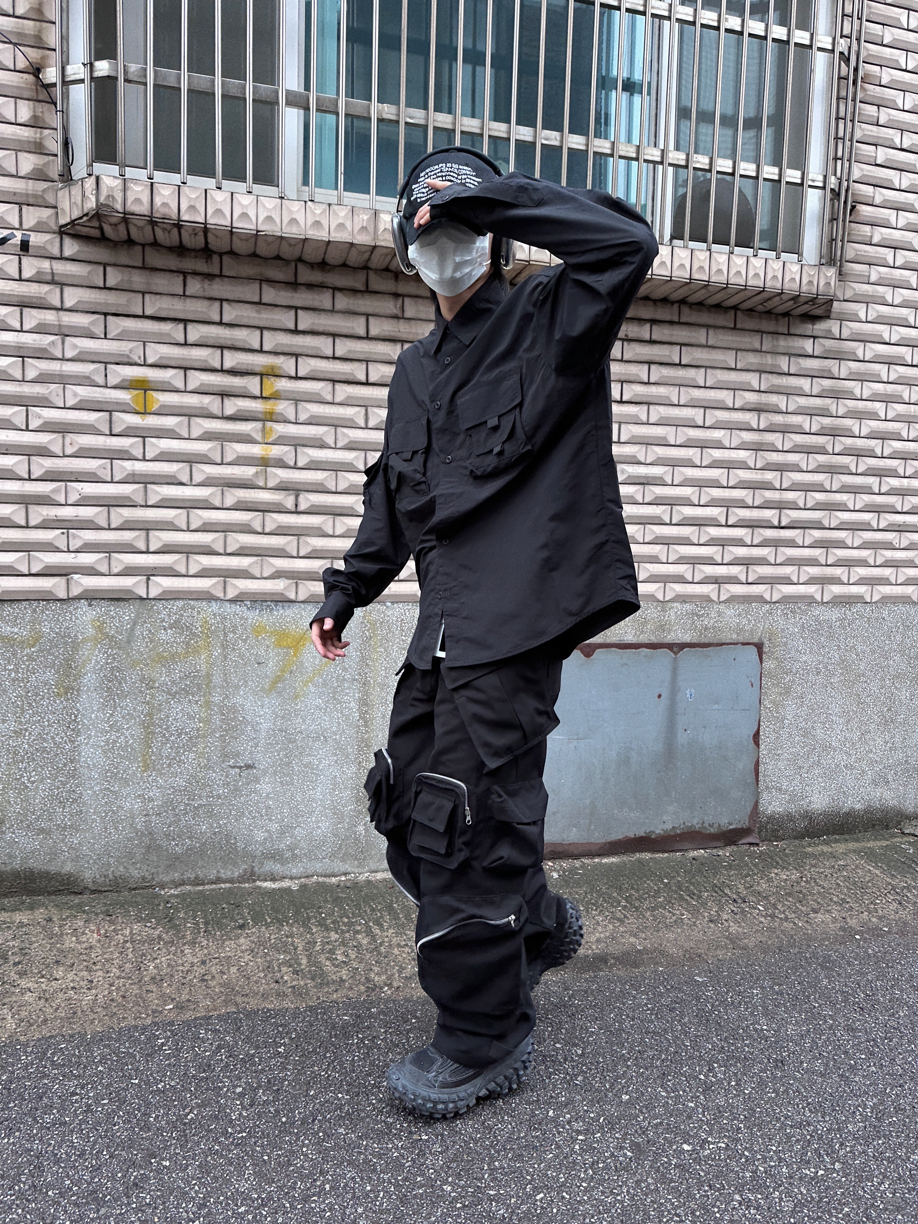 Nonnod Mechanic Cargo Pants Black, Balenciaga Defender Sneakers Black 착용 스타일 - 5