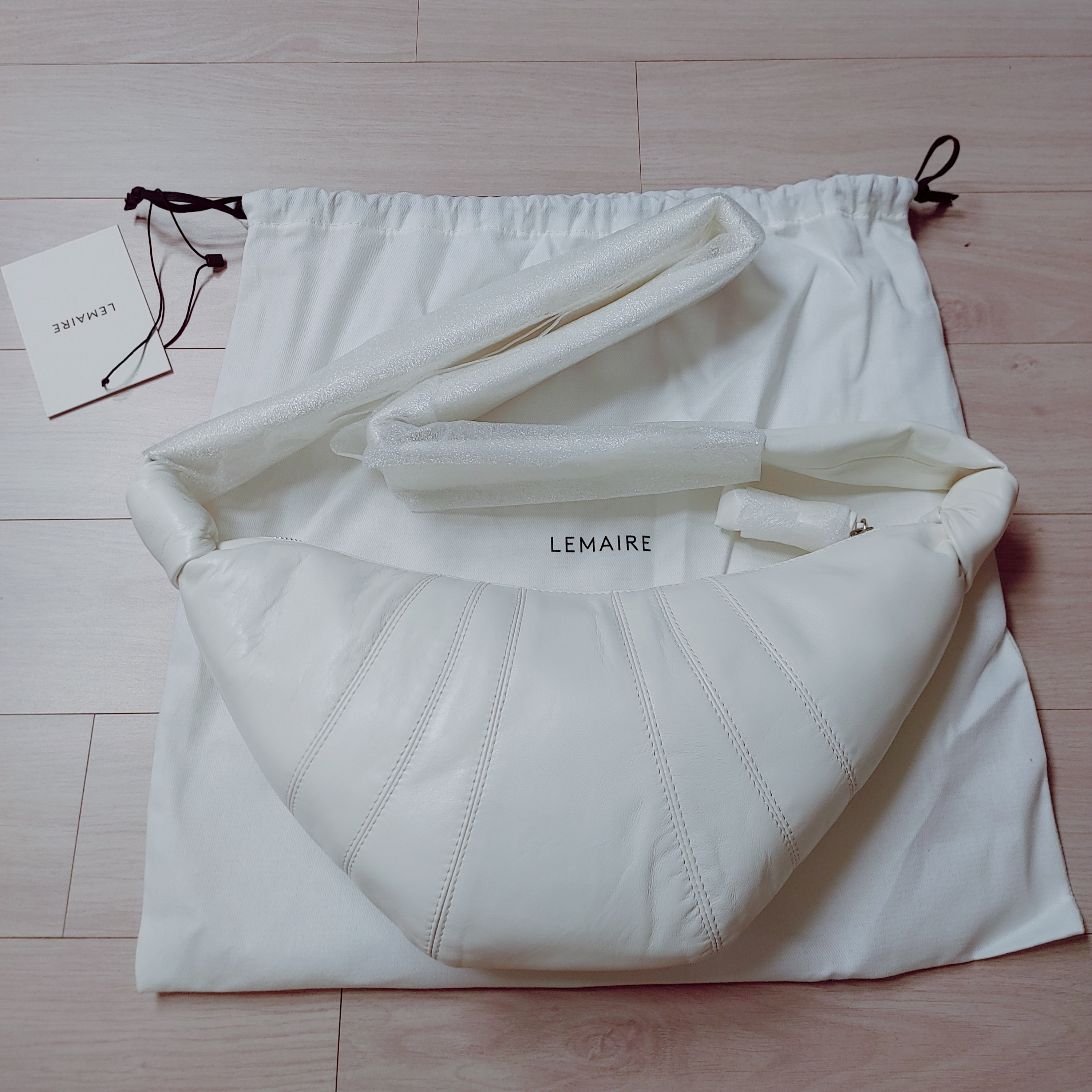 Lemaire Small Croissant Bag Soft Nappa Leather White 착용 스타일