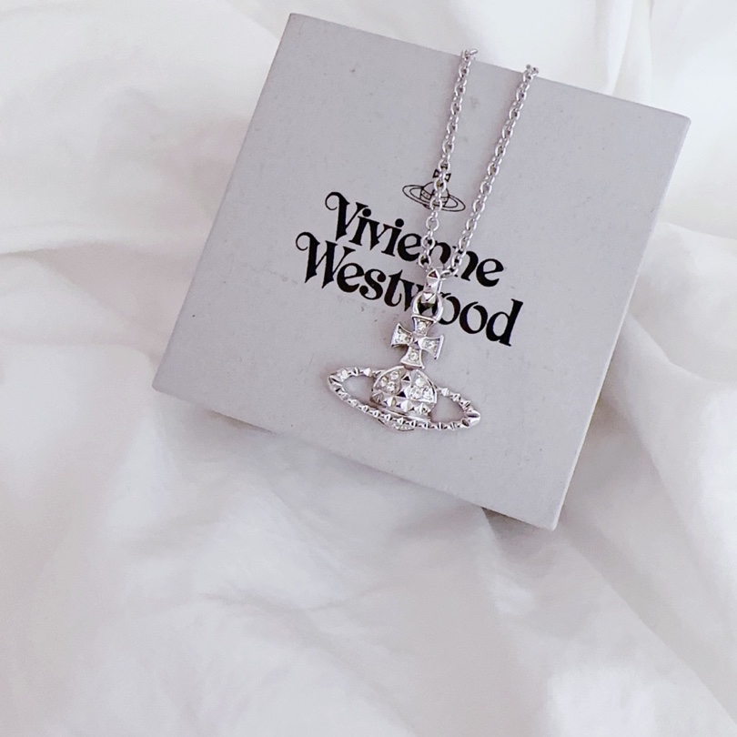 Vivienne Westwood Mayfair Bas Relief Pendant Silver, A.P.C. VPC T-Shirt White Dark Navy 착용 스타일 - 1