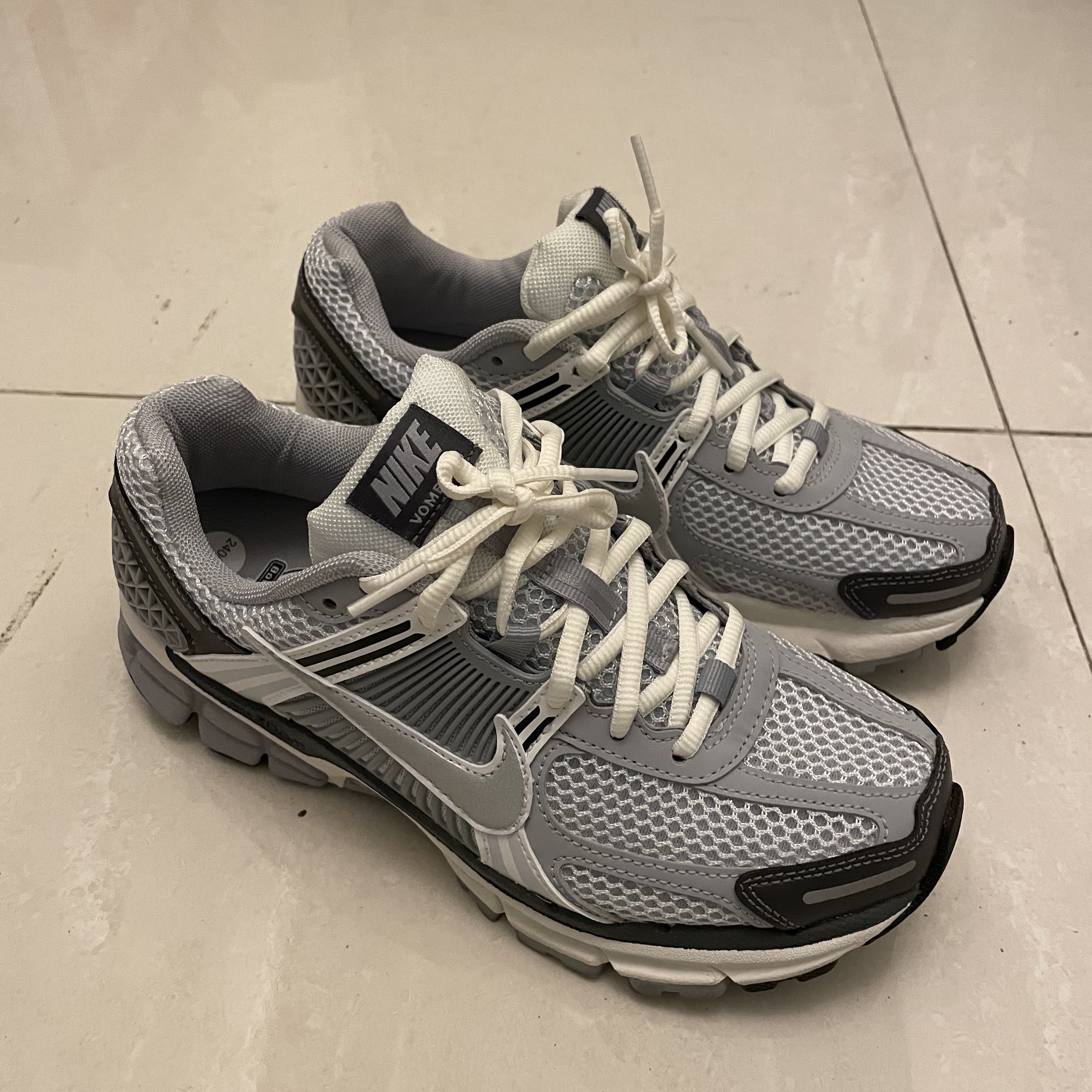 (W) Nike Zoom Vomero 5 Pure Platinum Metallic Silver 착용 스타일