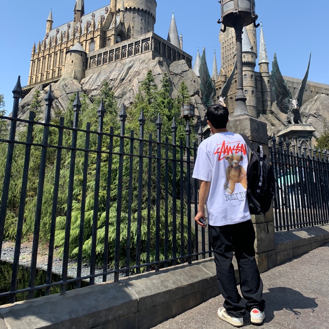 Stussy Built Tough T-Shirt White, Jordan 1 x Travis Scott Retro Low OG SP Sail and Ridgerock 착용 스타일 - 2