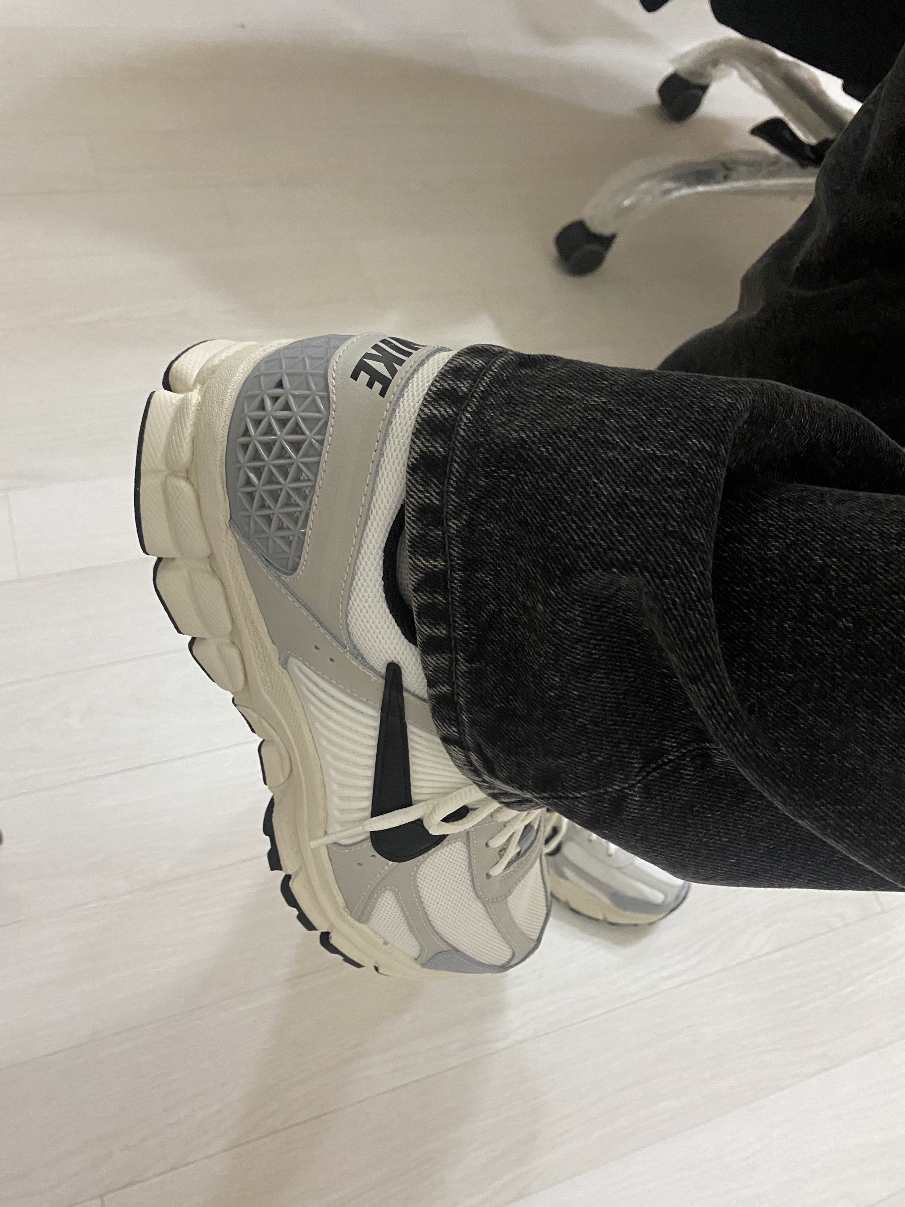 (W) Nike Zoom Vomero 5 Wolf Grey and Black 착용 스타일 - 2