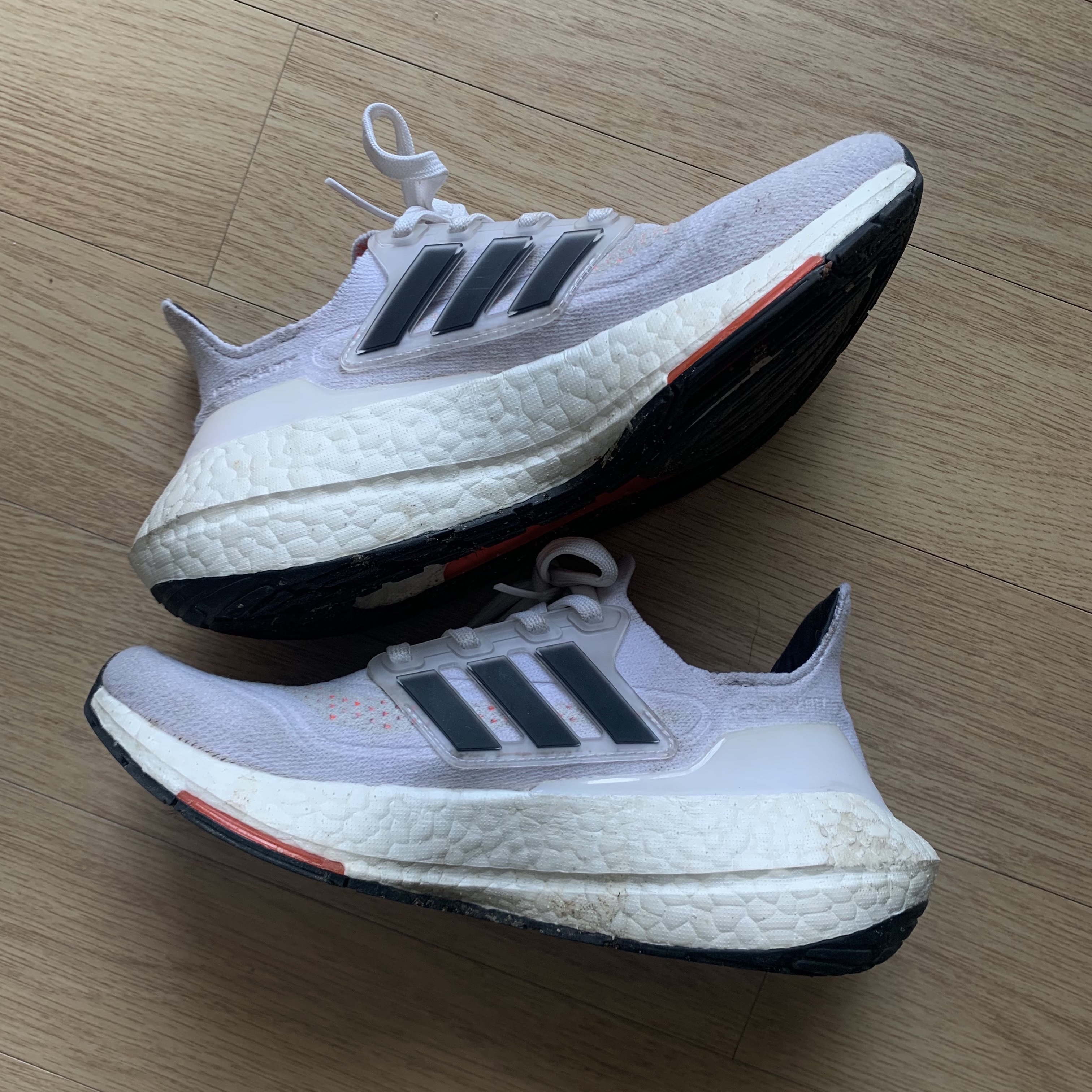 (J) Adidas Ultraboost 21 White Solar Red 착용 스타일