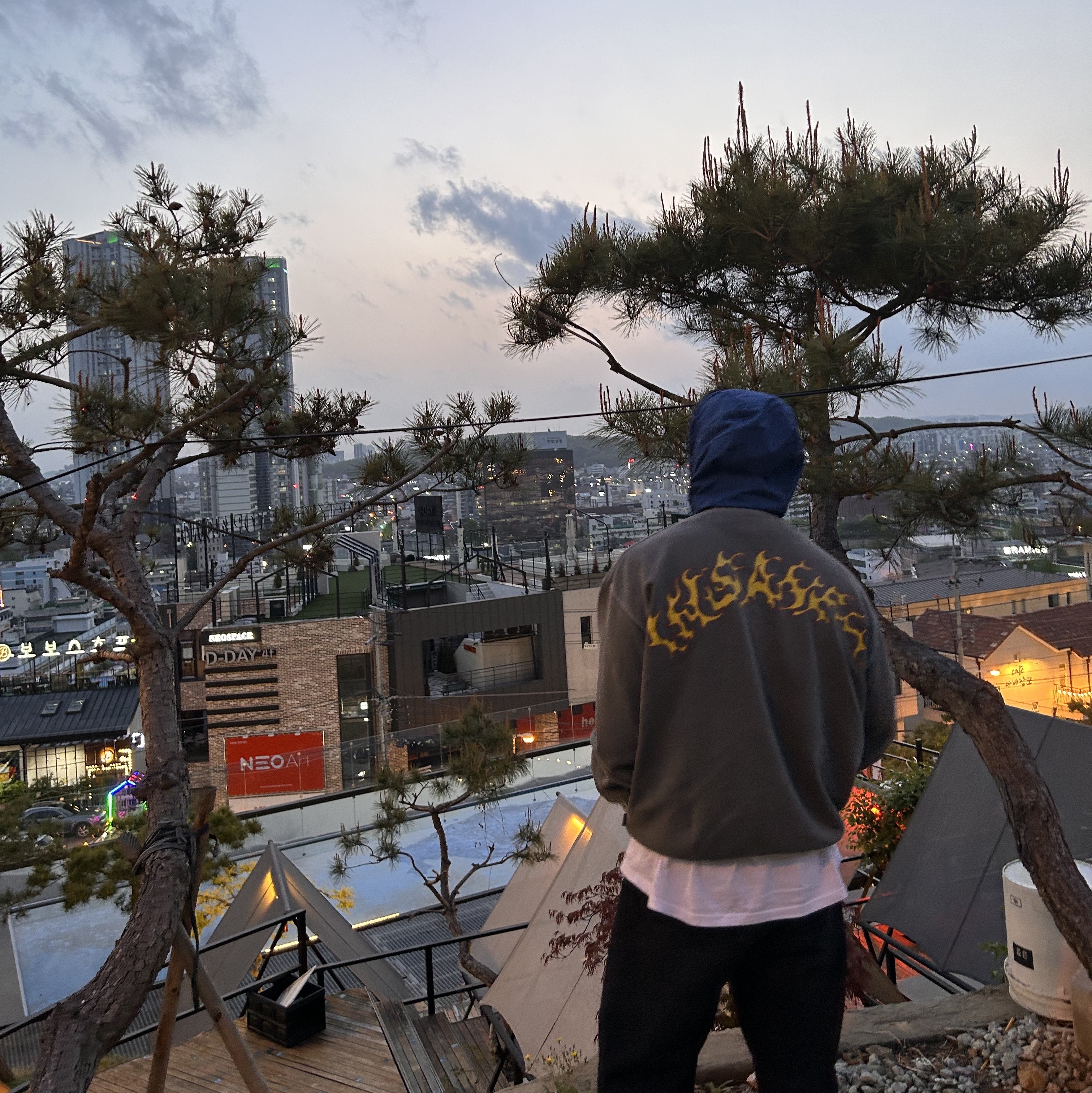 Insane Garage Garment Dye Graphic Sweatshirt Charcoal, Stussy Basic Stussy T-Shirt White 2023 착용 스타일 - 2