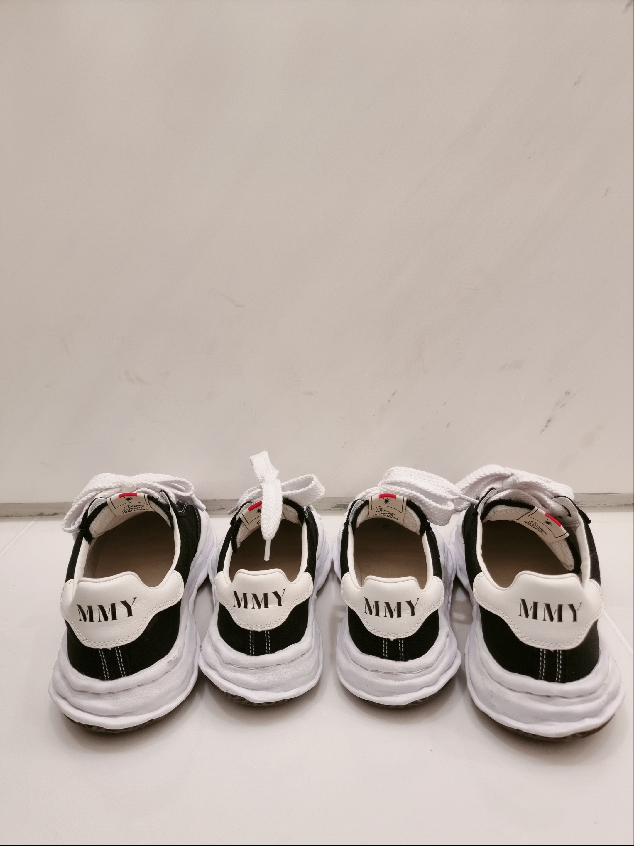 Maison Mihara Yasuhiro Blakey OG Sole Canvas Low-top Sneakers Black White 착용 스타일 - 3